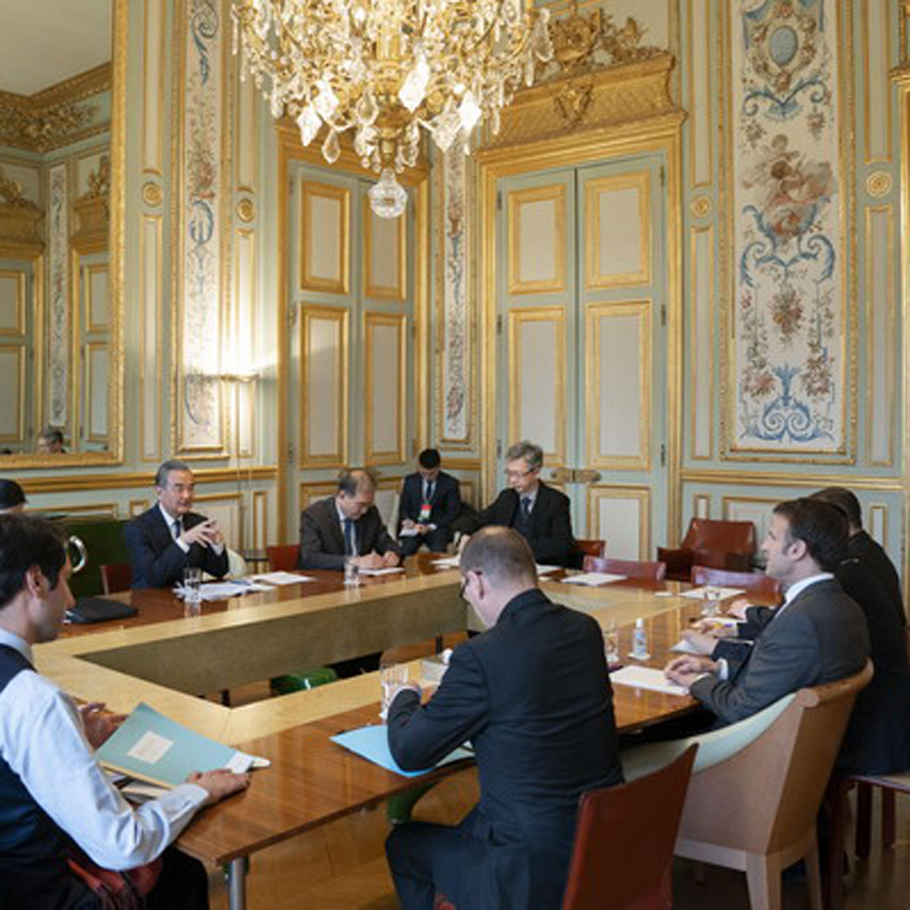 French president meets Chinese foreign minister