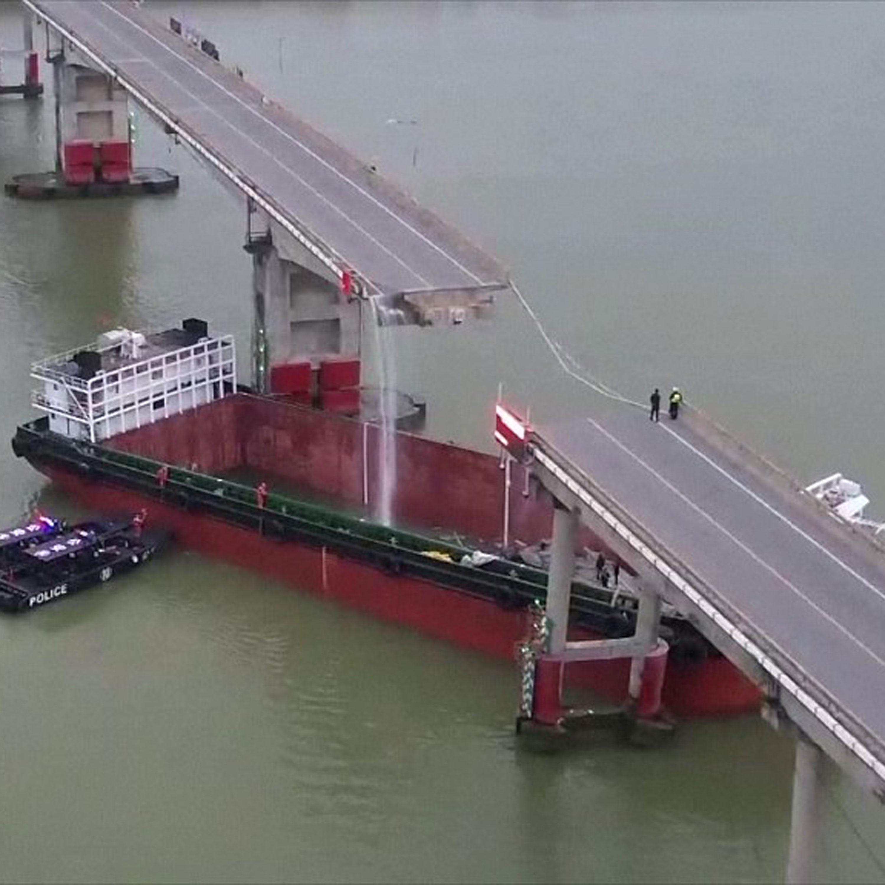 Bridge breaks after being hit by ship in Guangzhou