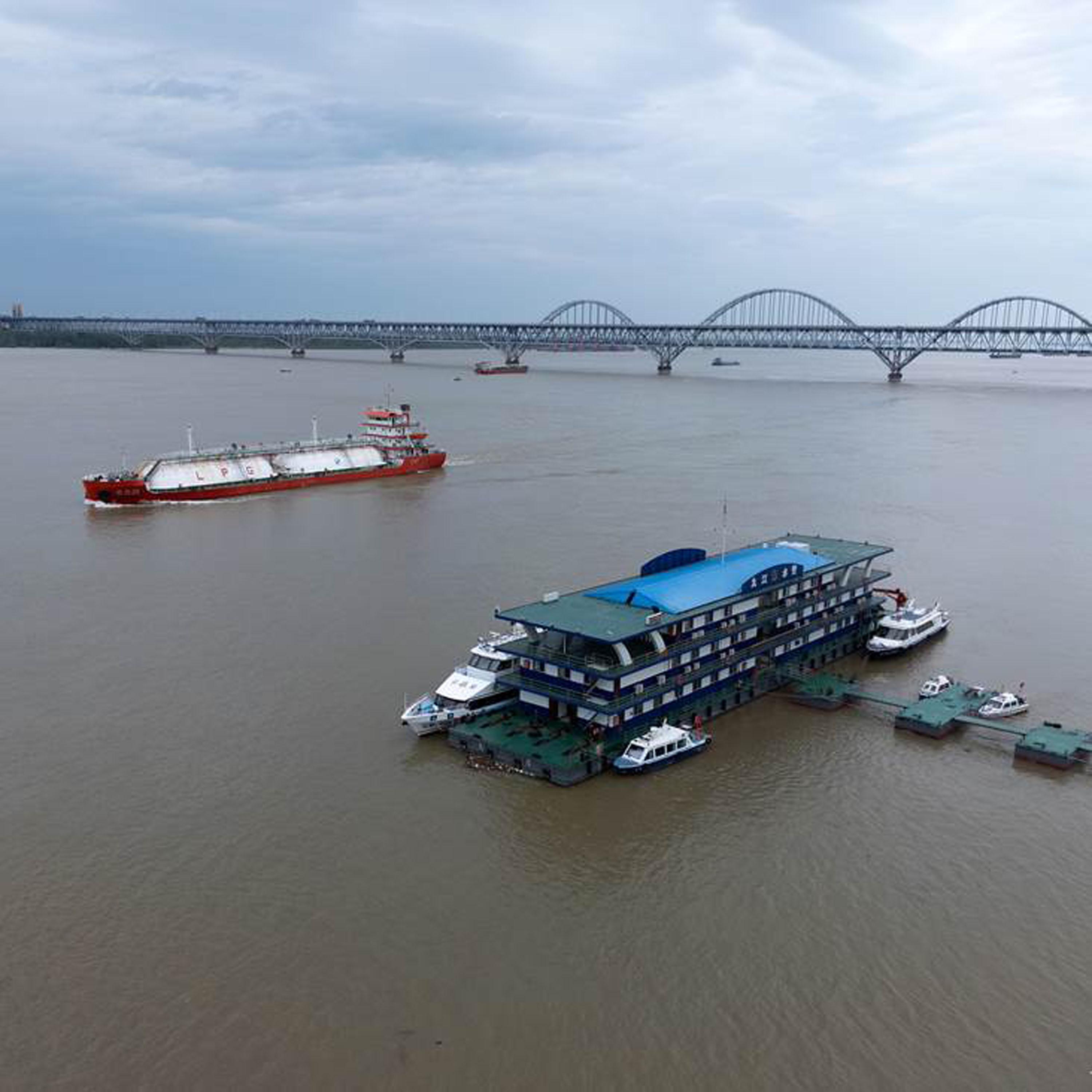 China's Yangtze River sees first flood of 2024