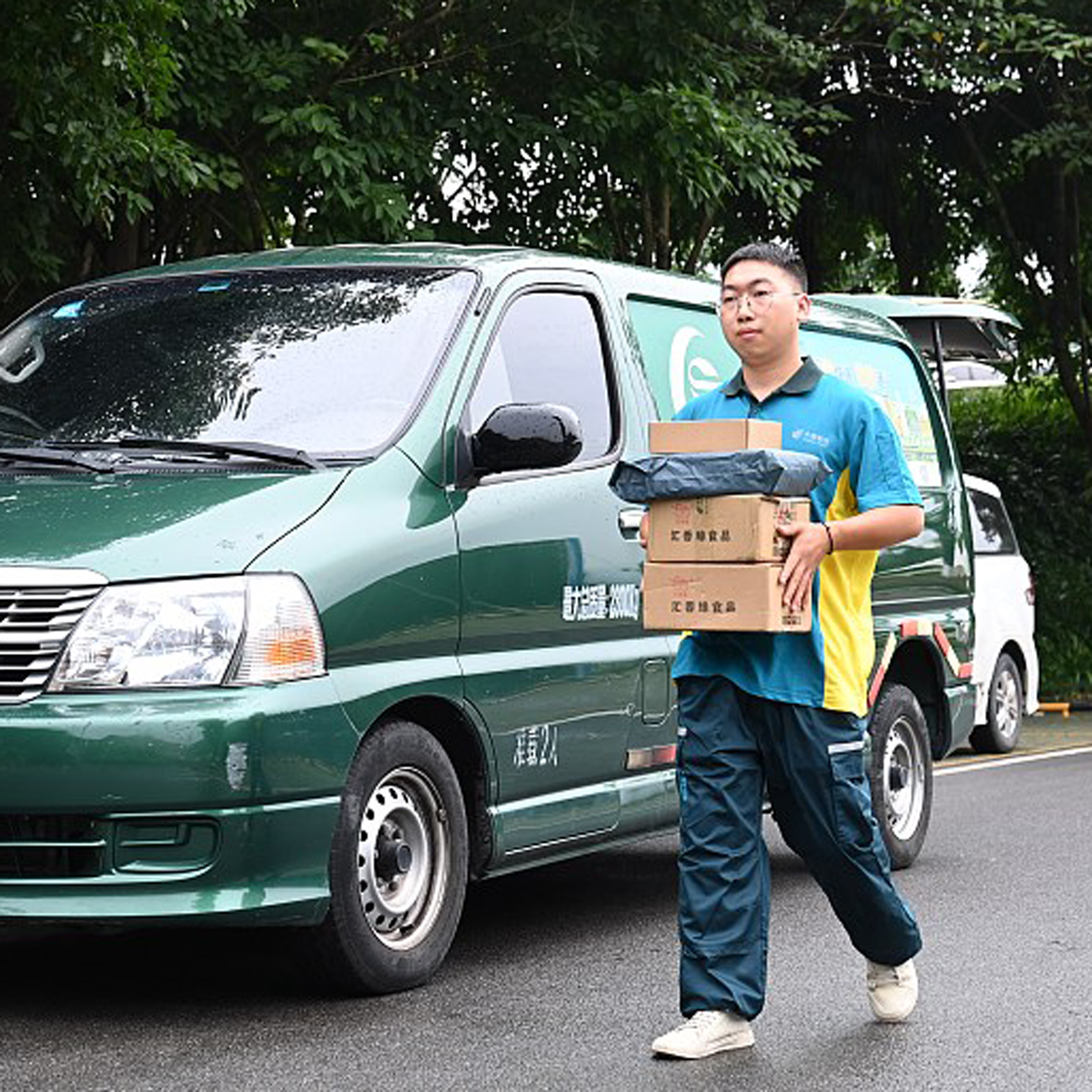 China's courier sector handles over 80 billion parcels in H1