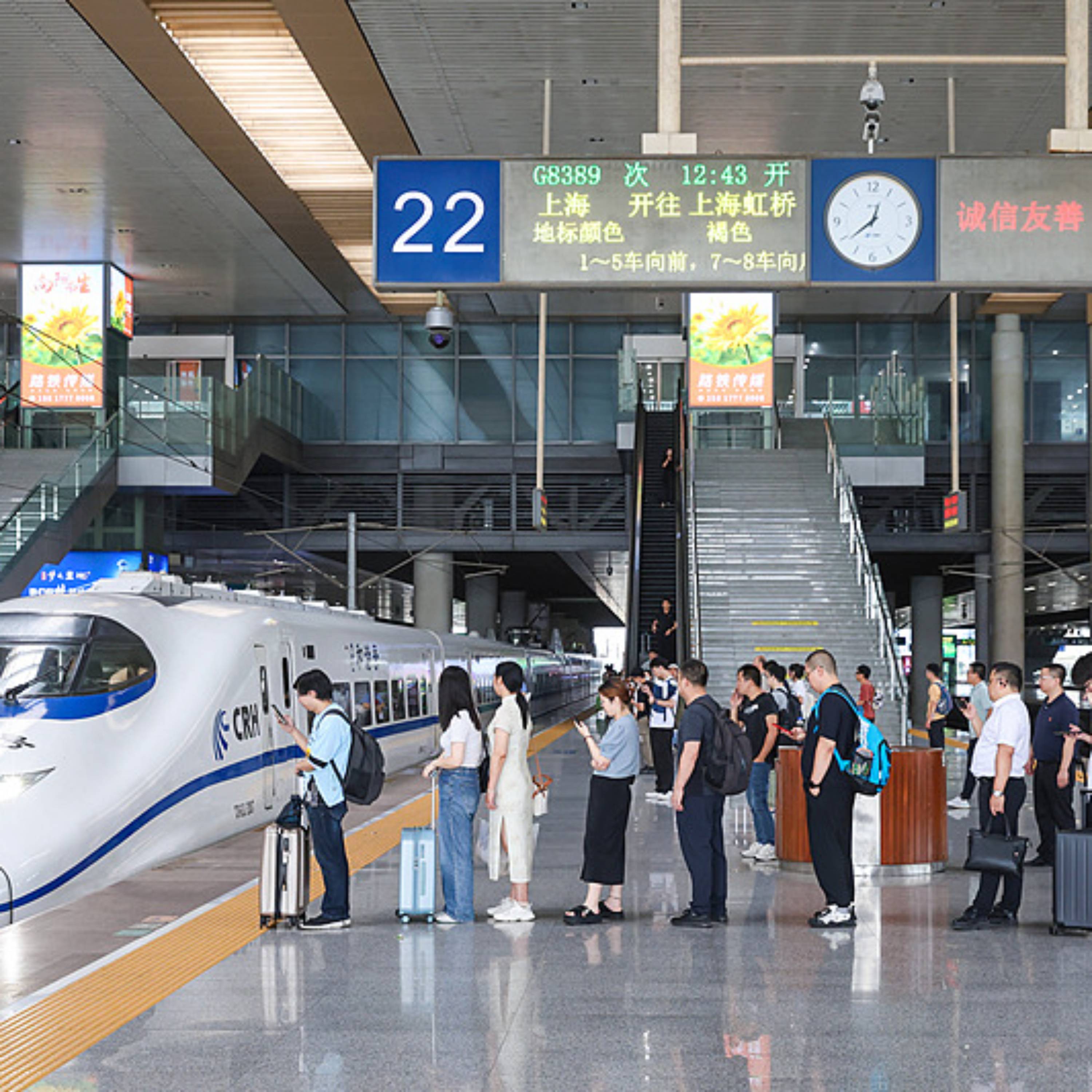 China's operating railway hits 160,000 km
