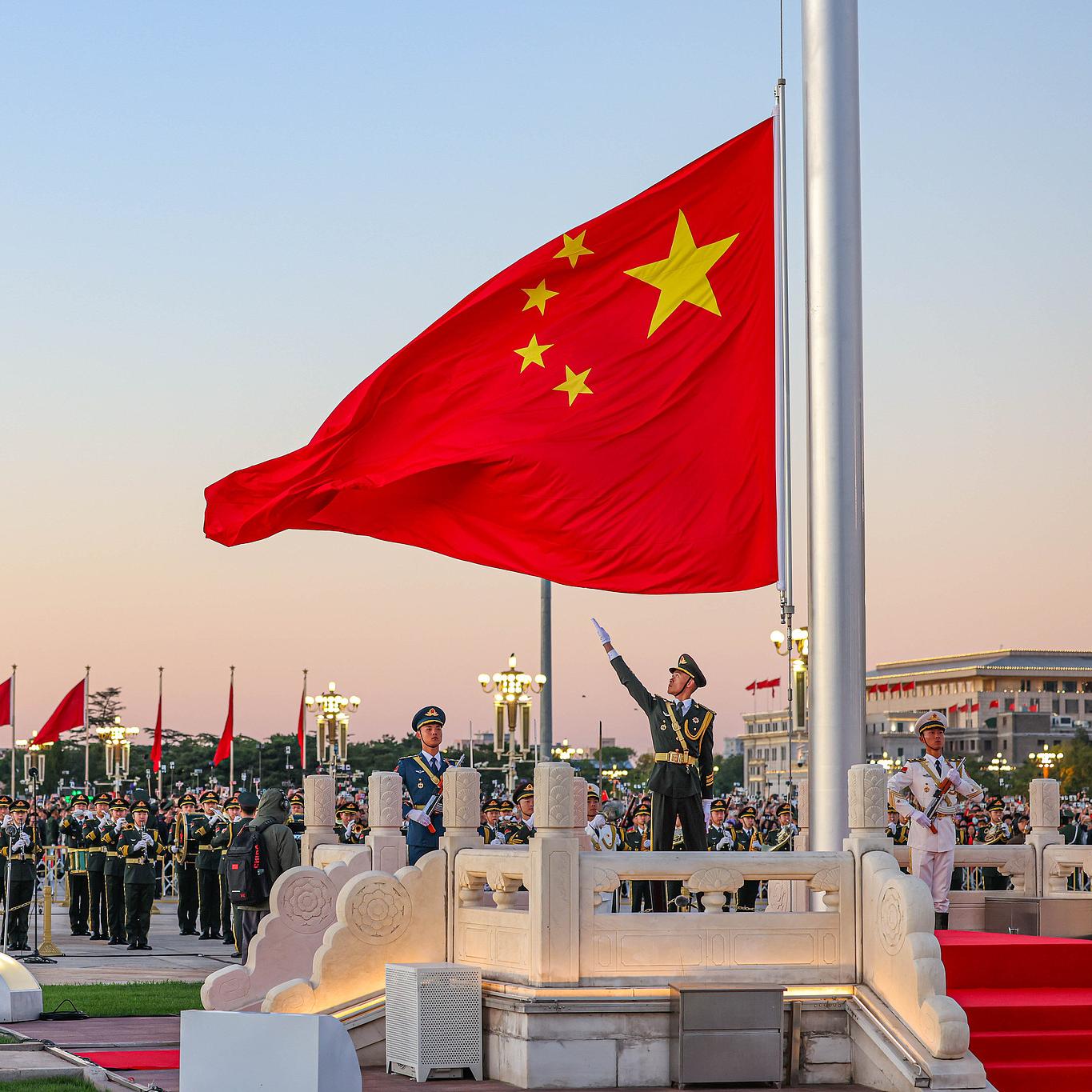 Beijing holds flag-raising ceremony for National Day