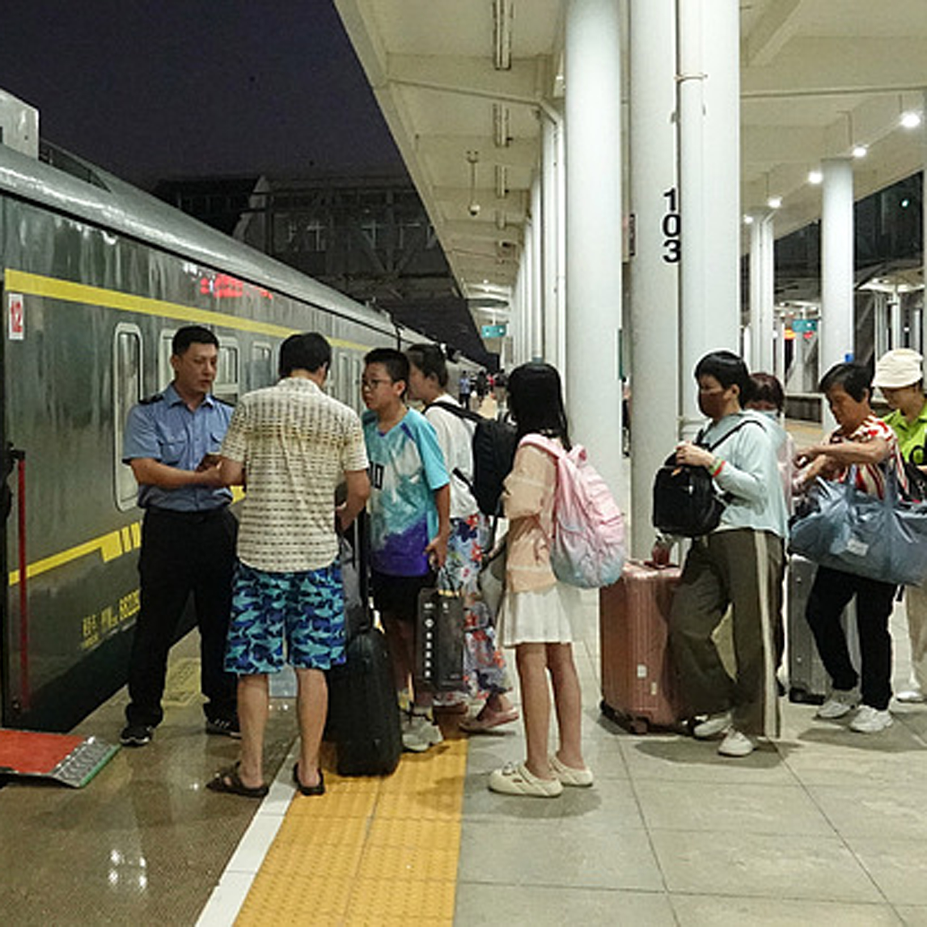 China records 765 million domestic tourist trips during 7-day holiday