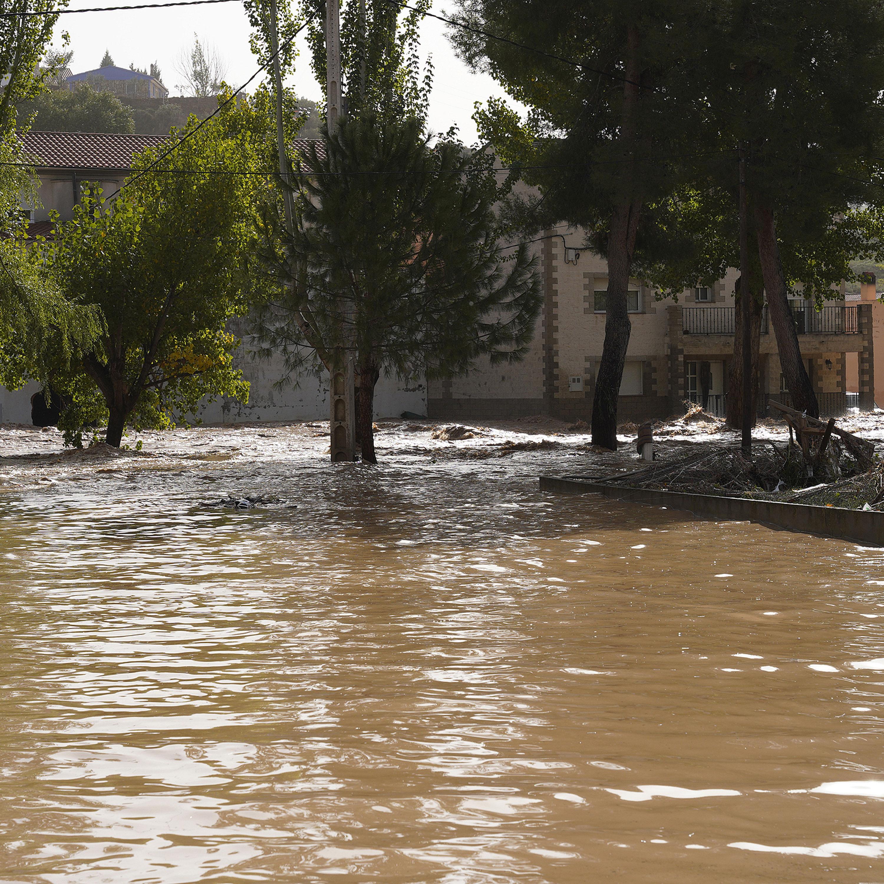 Floods in Spain kill 95, three-day mourning declared