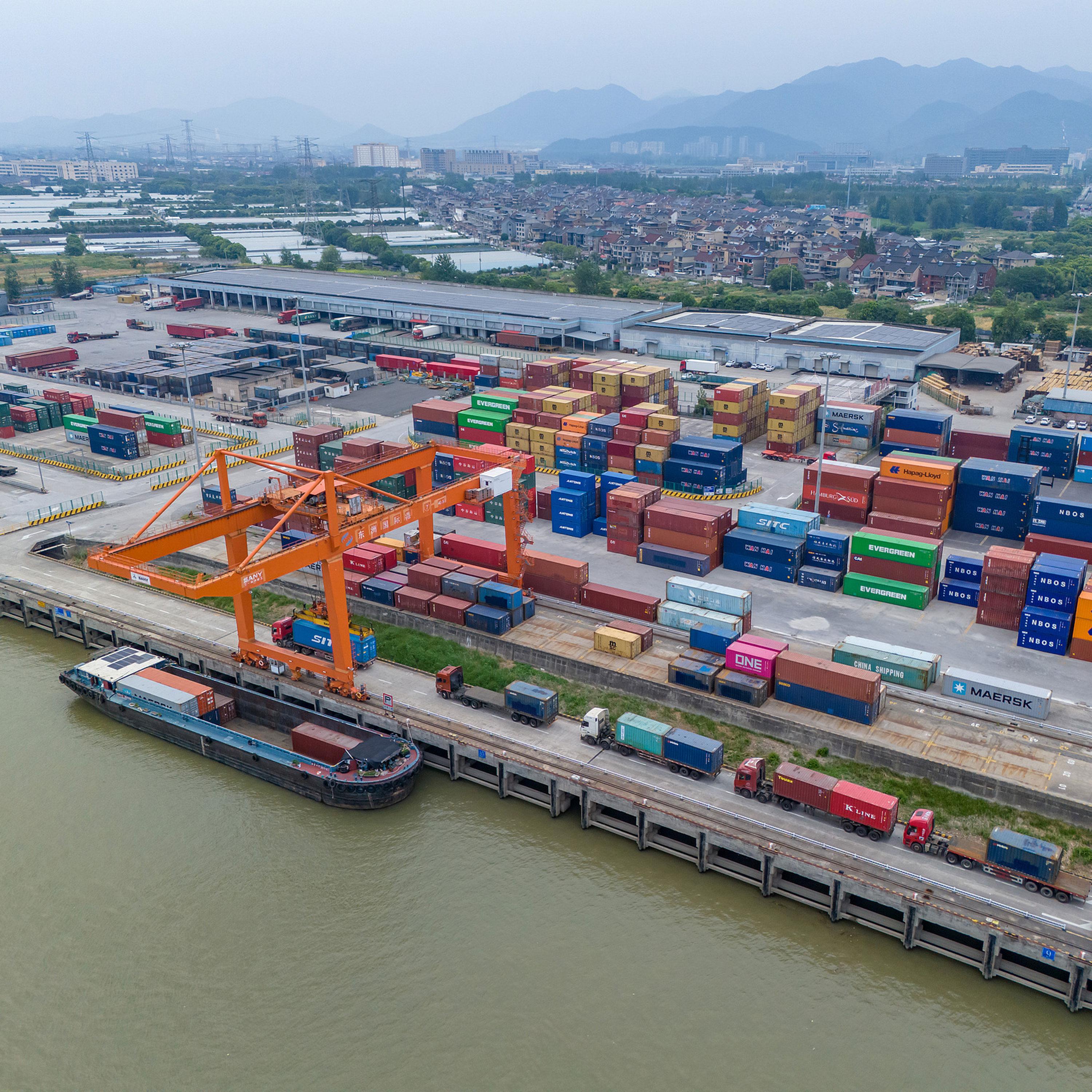China's foreign trade up 5.2 percent in first ten months