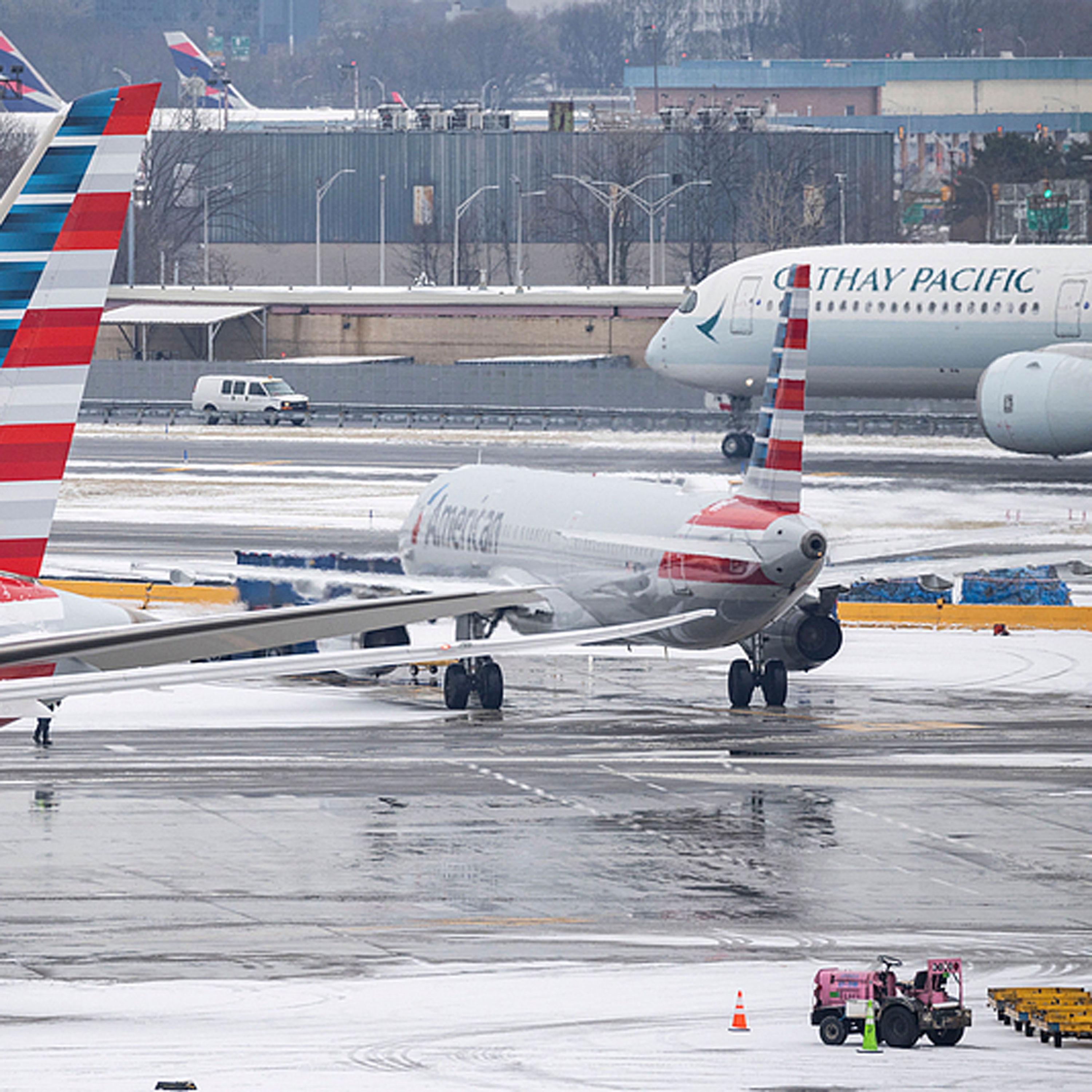 American Airlines resumes U.S. flights after hour-long disruption