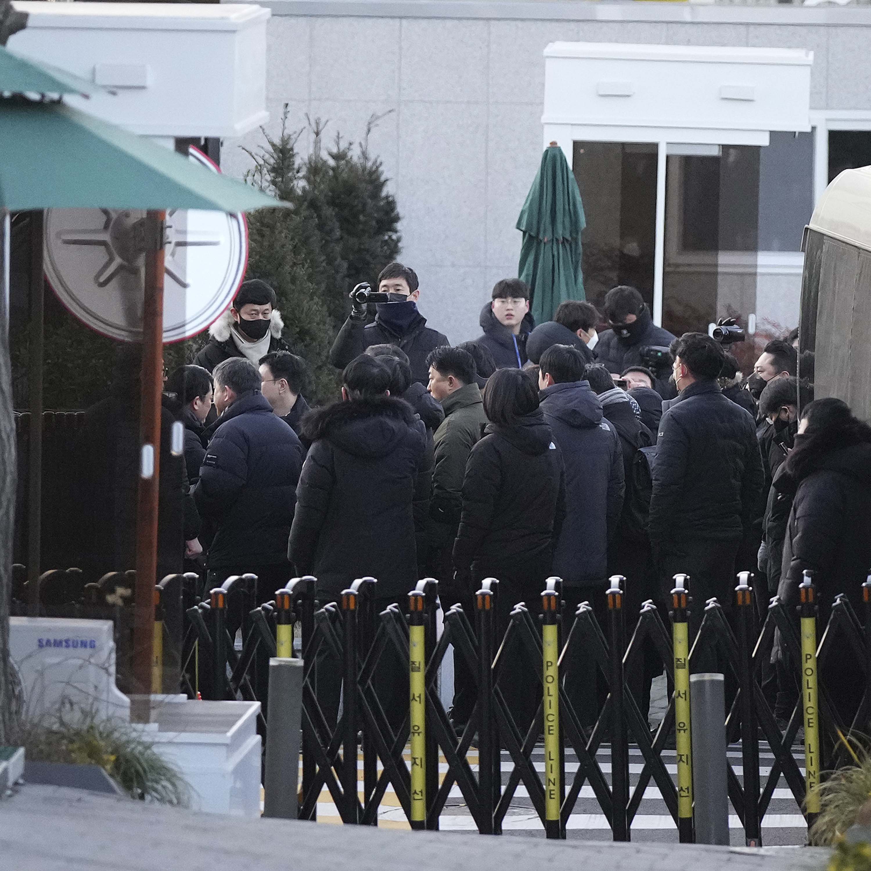 Investigators enter South Korean presidential residence to detain impeached President Yoon
