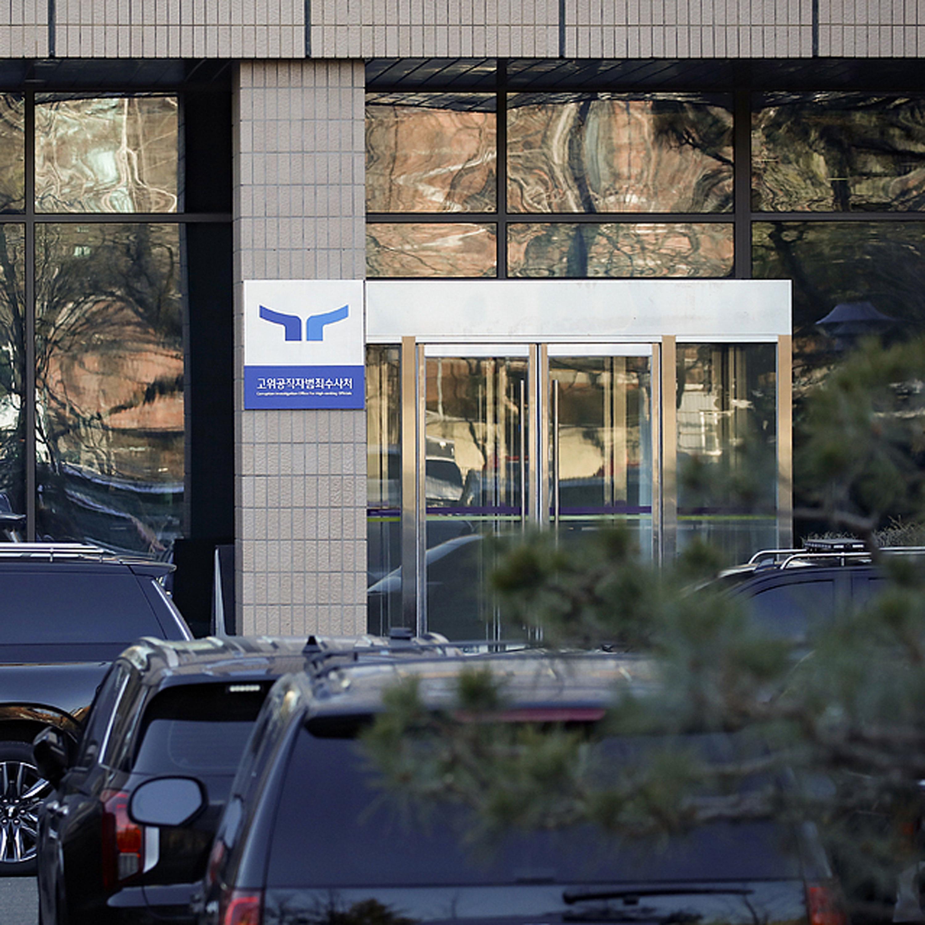 Yoon refuses to make statements after arrest: investigators
