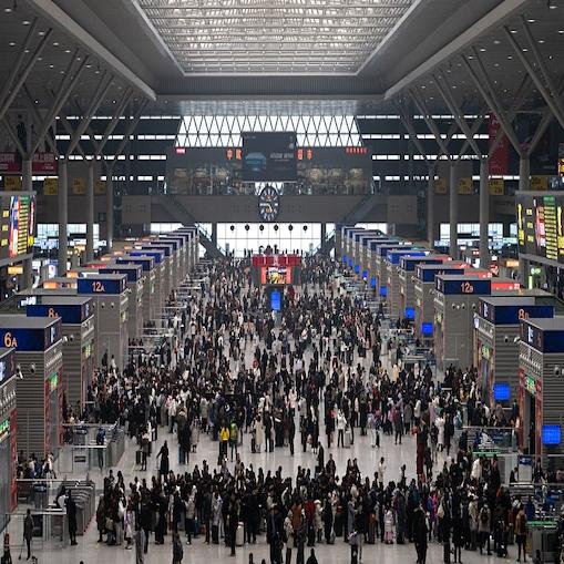 Chinese holidaymakers return home after New Year gatherings