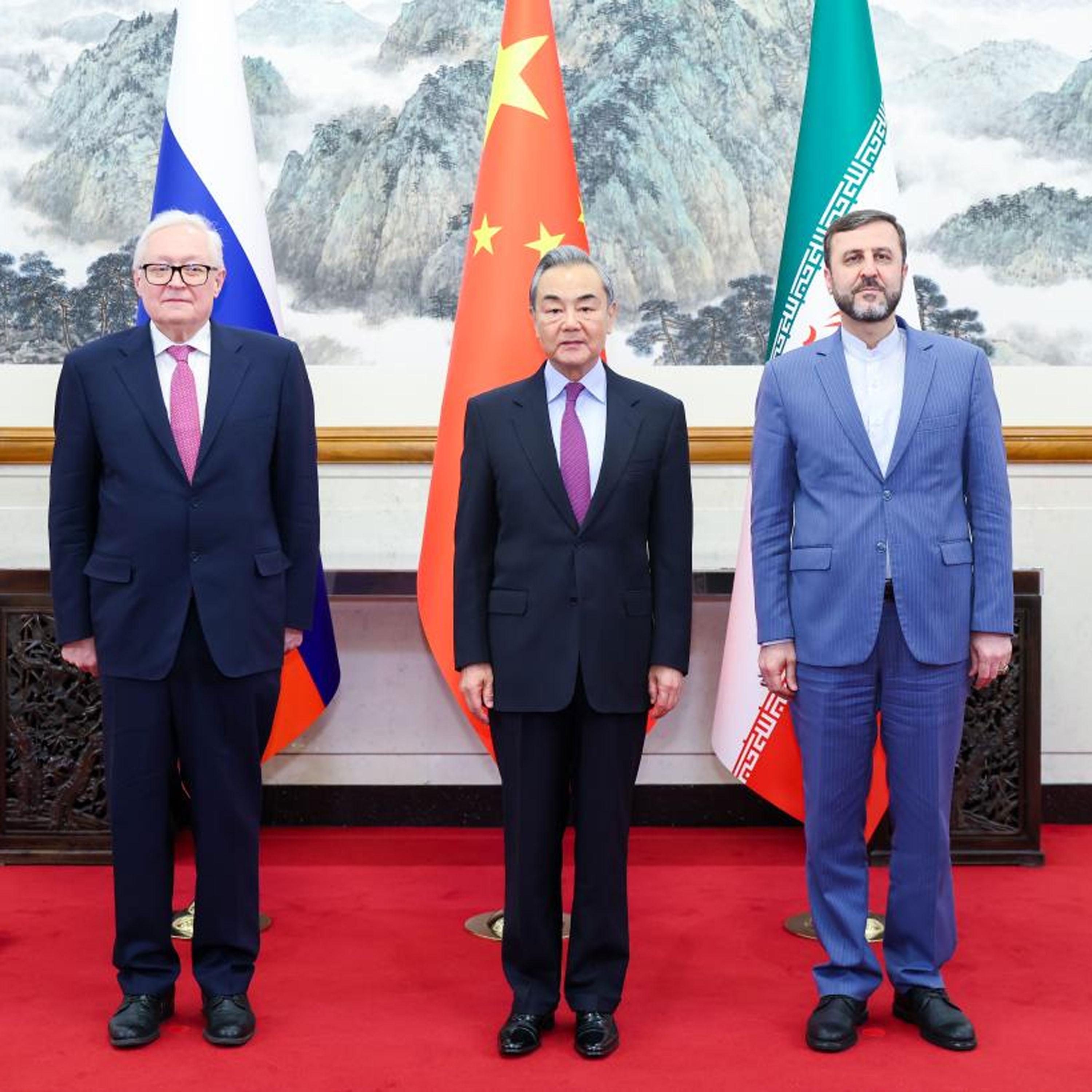 Chinese FM outlines key points of China’s stance on Iranian nuclear issue