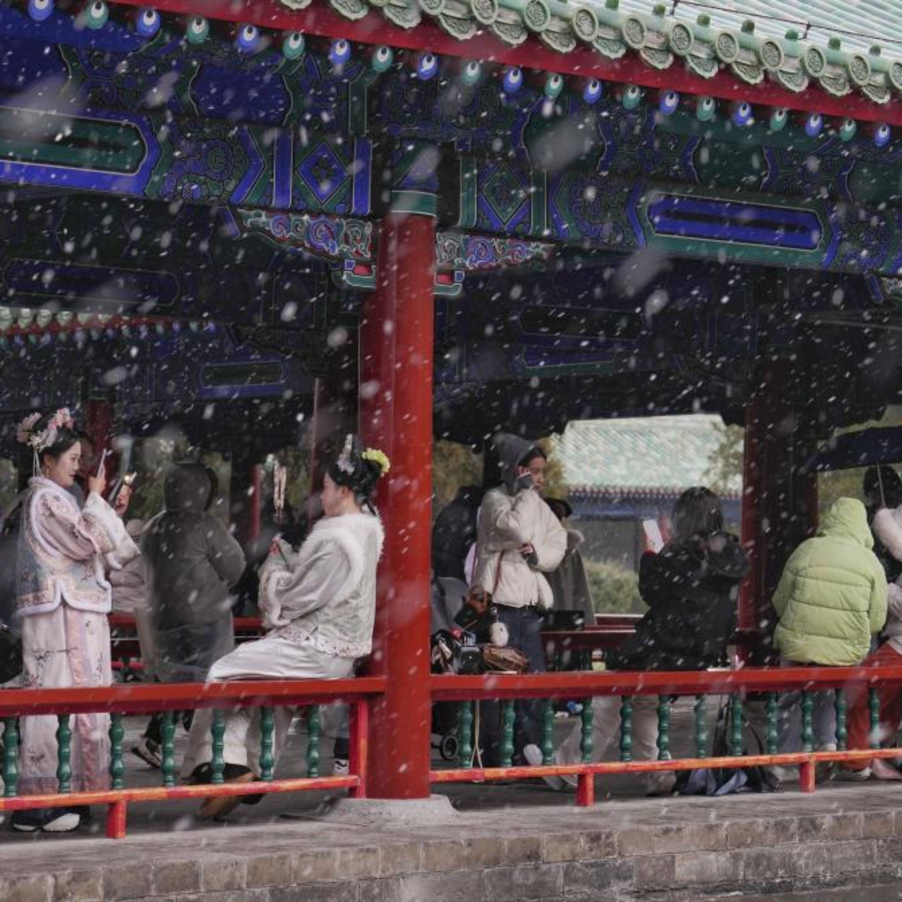 Beijing extends heating season amid cold wave, snowfall