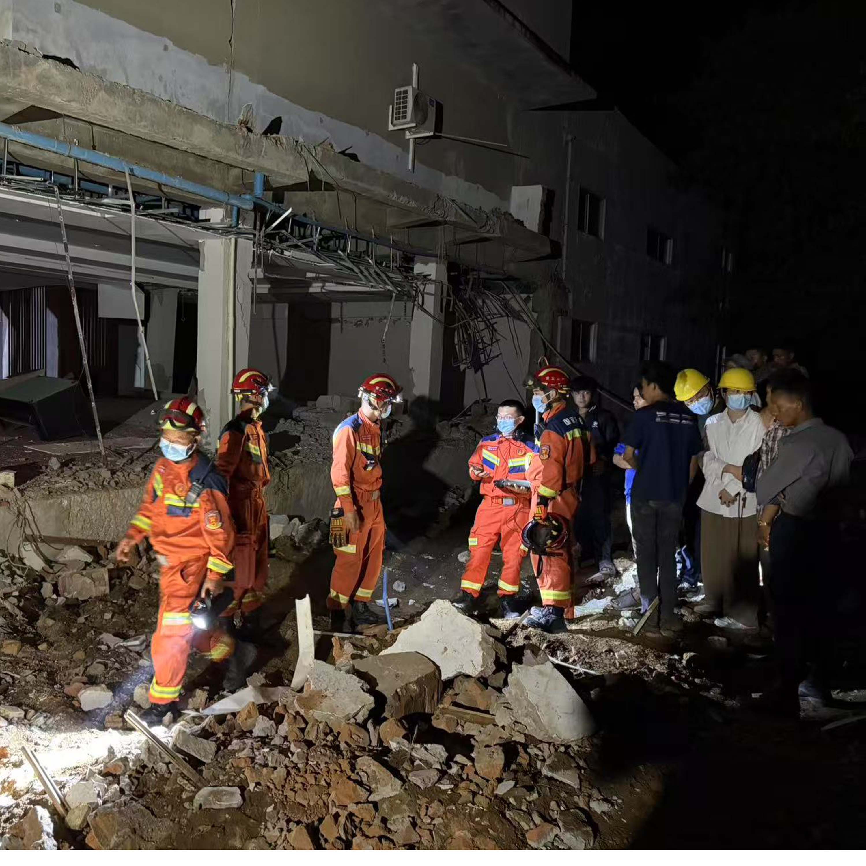 Chinese rescue team helps save one quake survivor in Myanmar