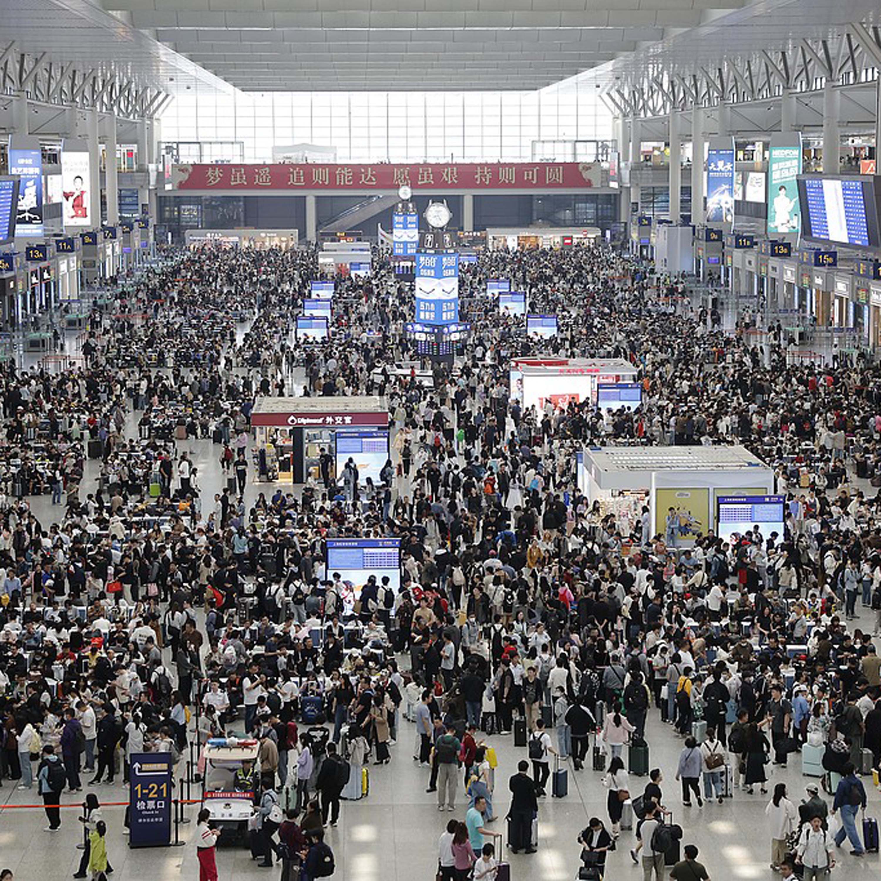 China railway to handle 144 million passenger trips