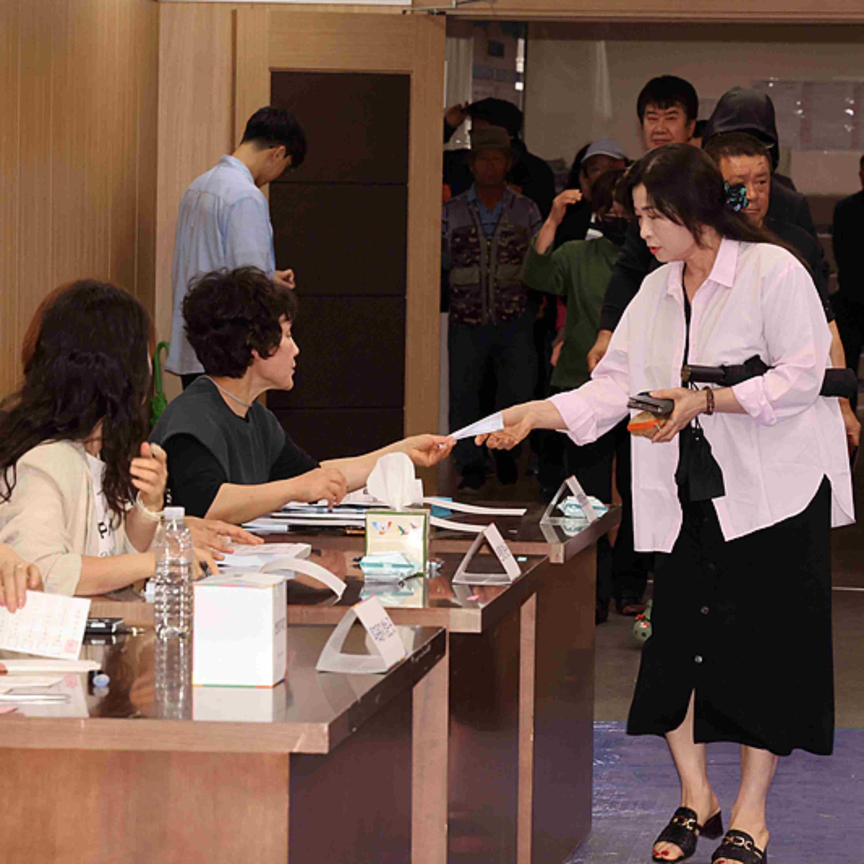 S. Koreans go to polls to pick new president