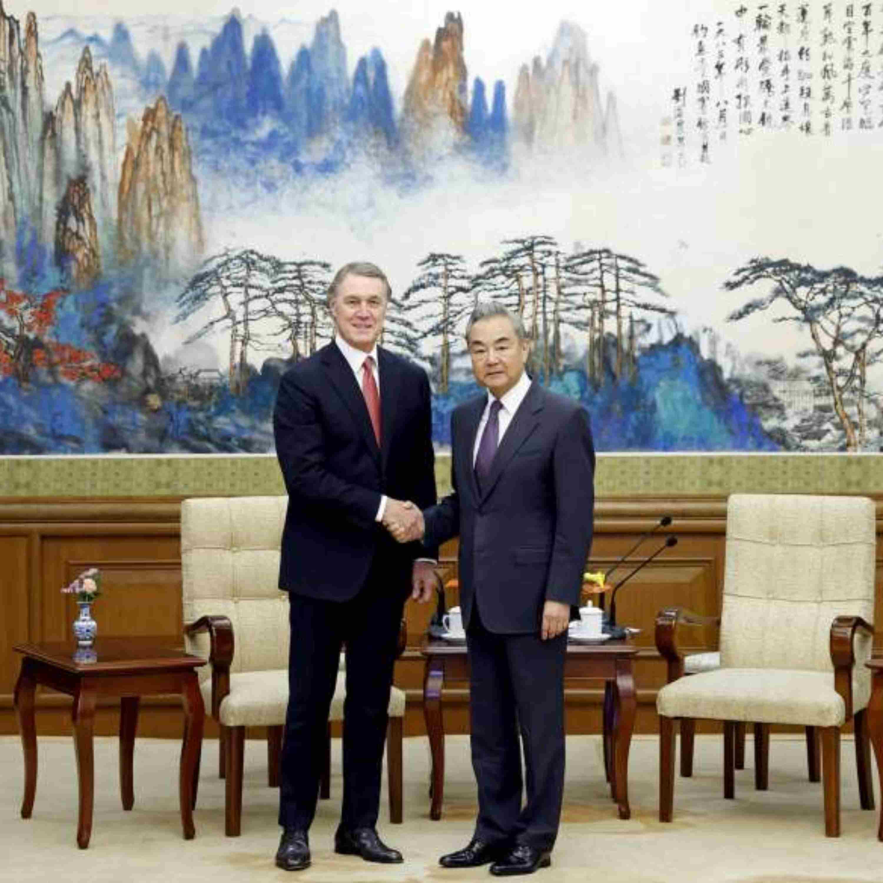 Chinese FM meets new U.S. ambassador