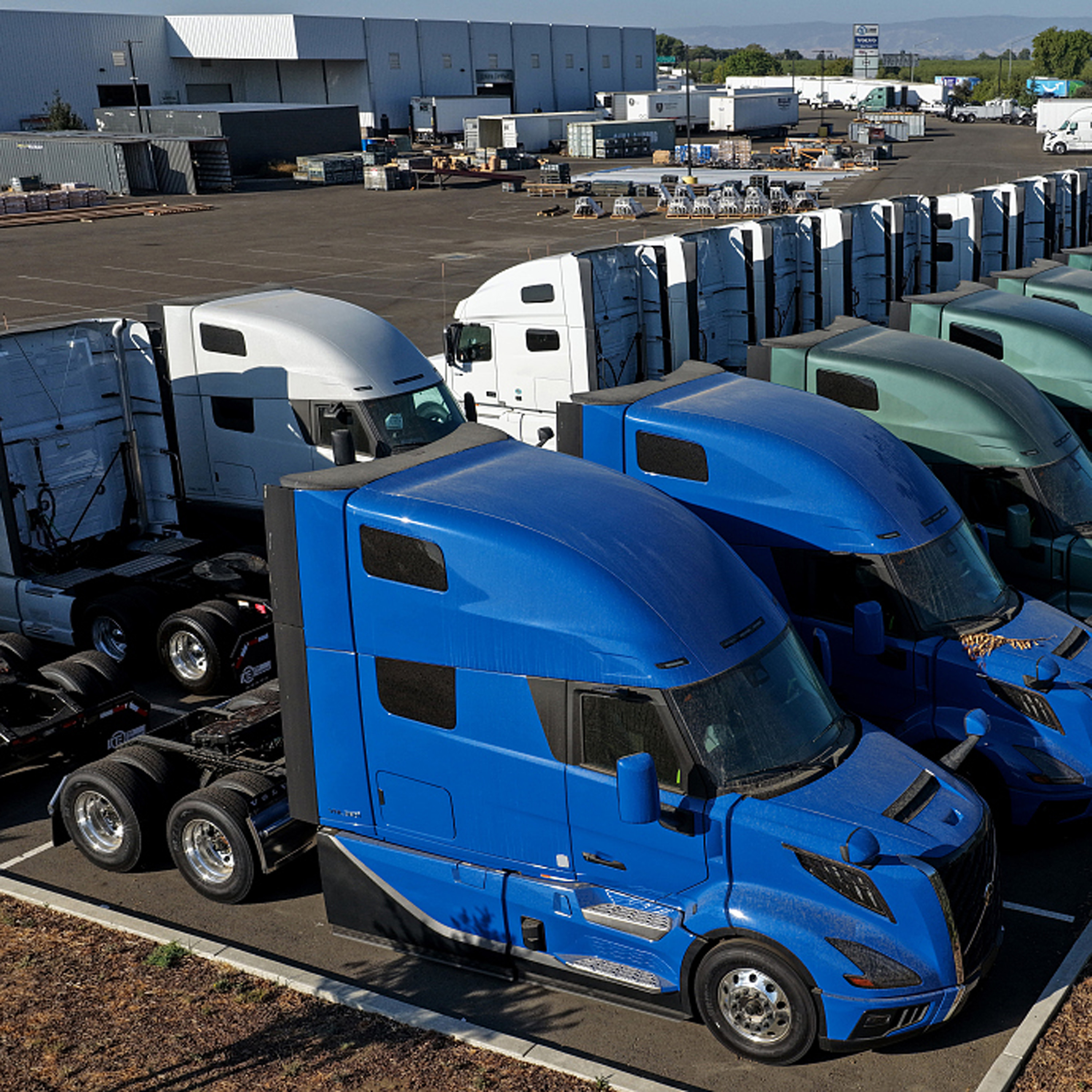 U.S. to impose 25 percent tariff on medium-, heavy-duty trucks starting Nov. 1