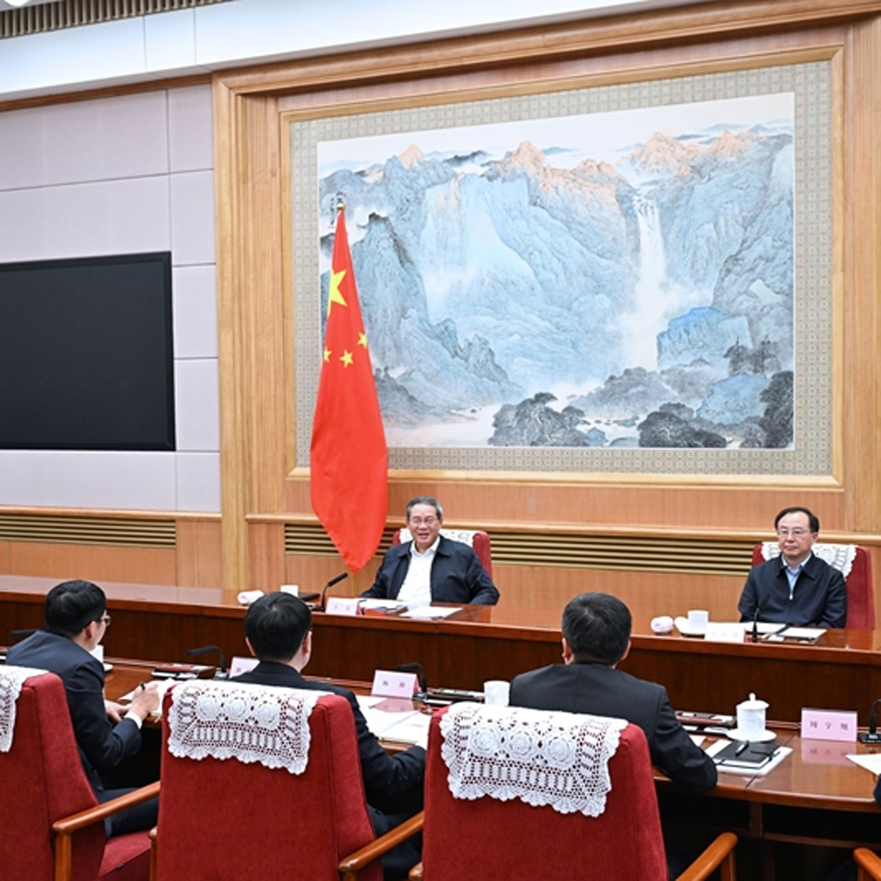 Chinese premier holds symposium on economic situation