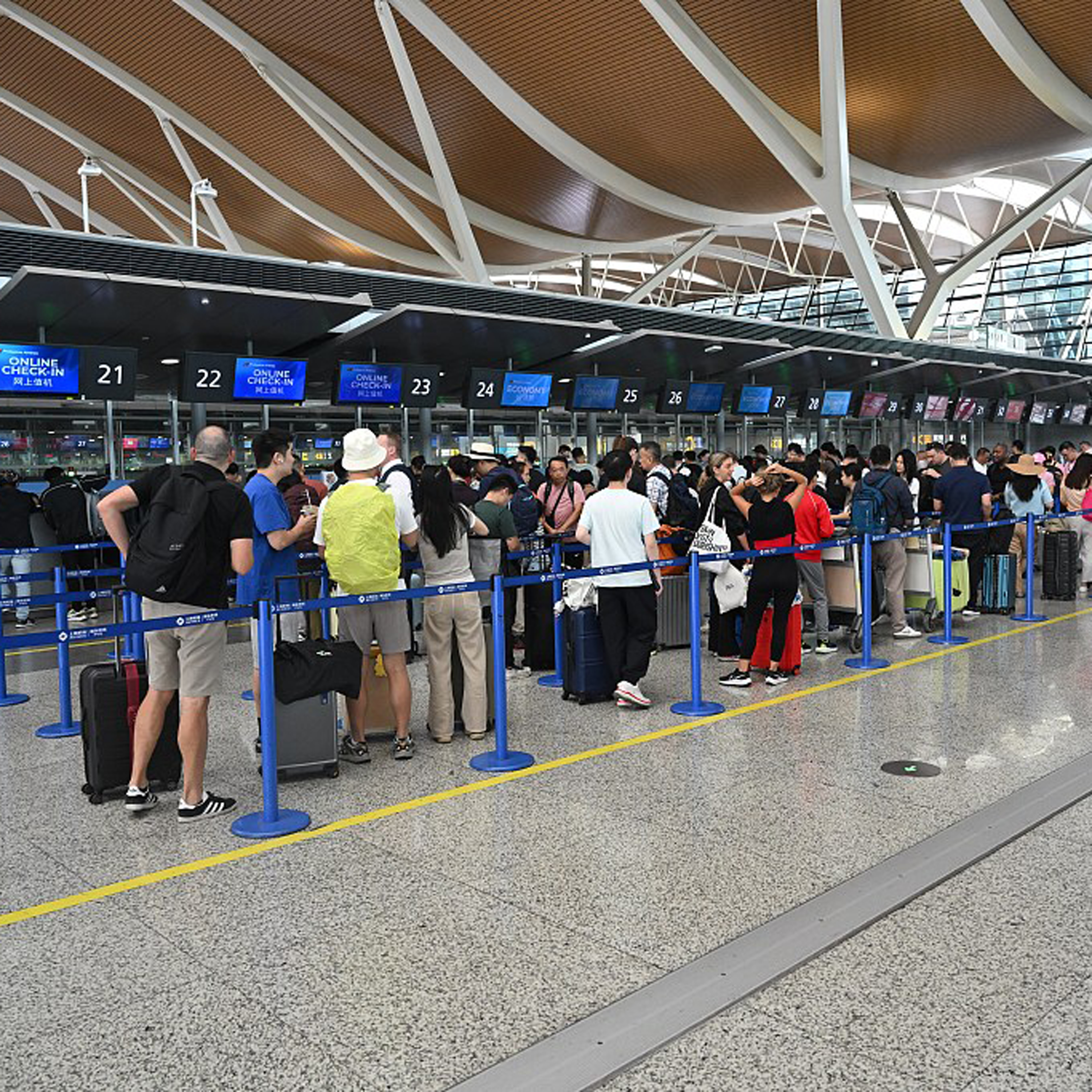 Chinese mainland records 178 million cross-border trips in third quarter