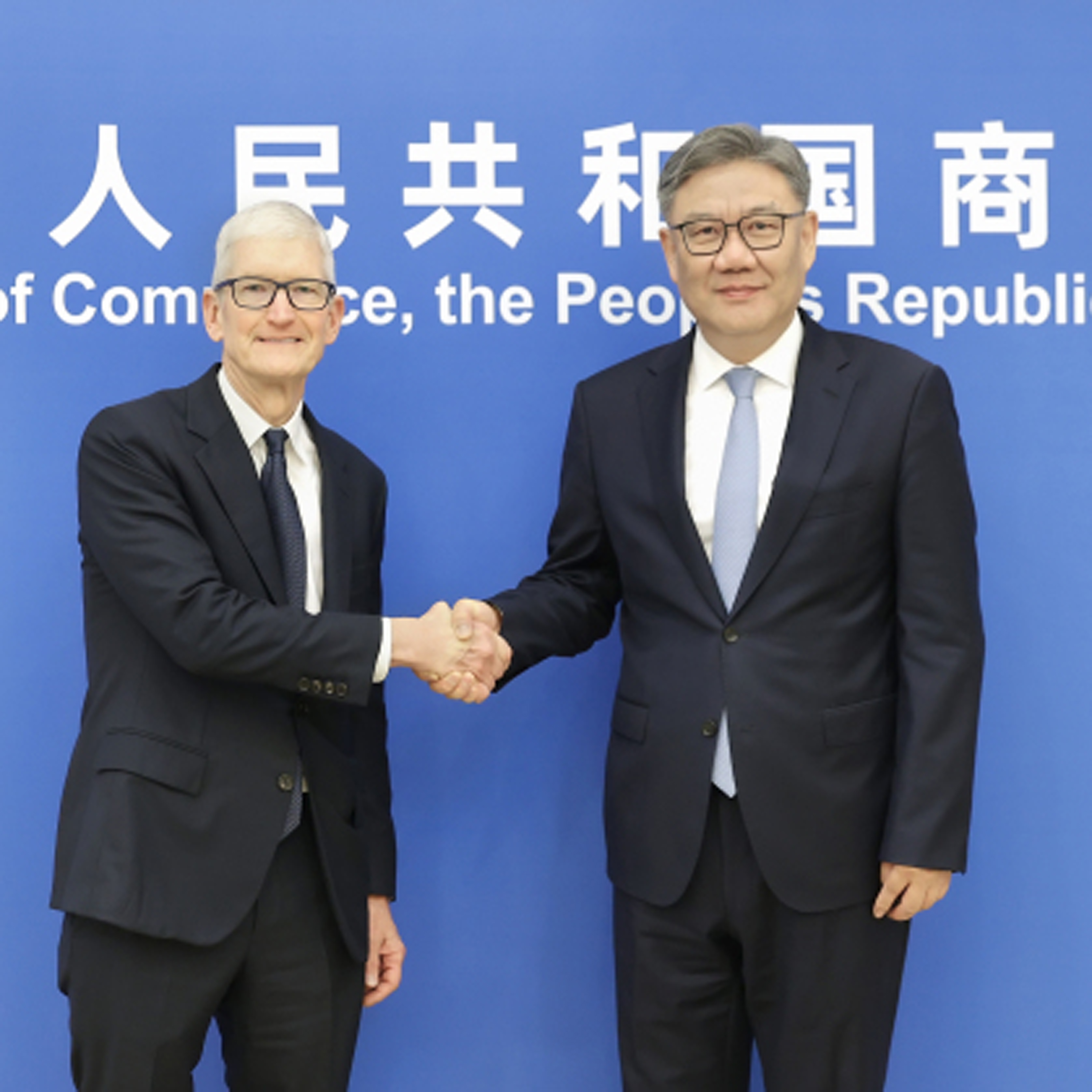 Chinese commerce minister meets Apple CEO Tim Cook