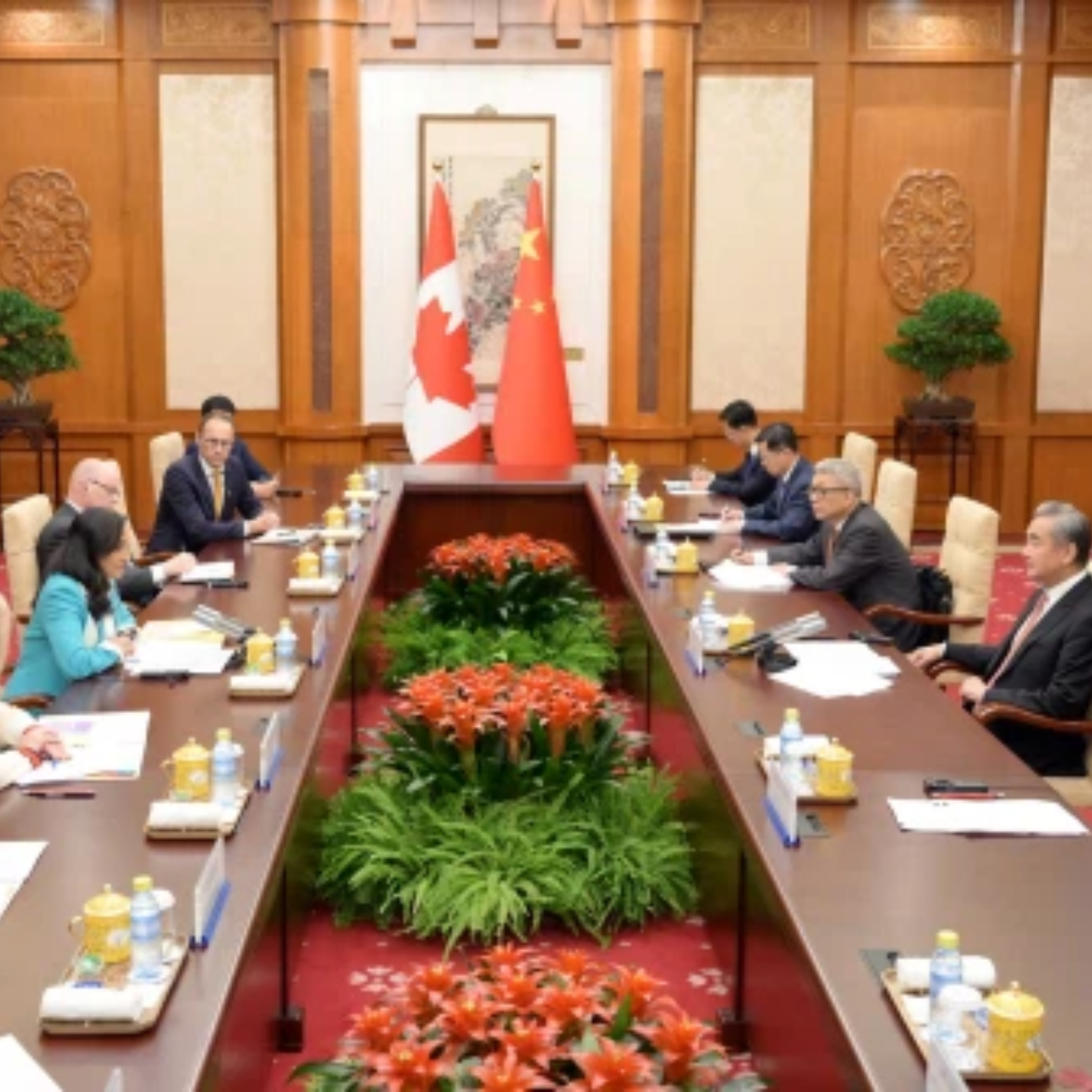 Chinese FM Wang Yi holds talks with Canadian FM