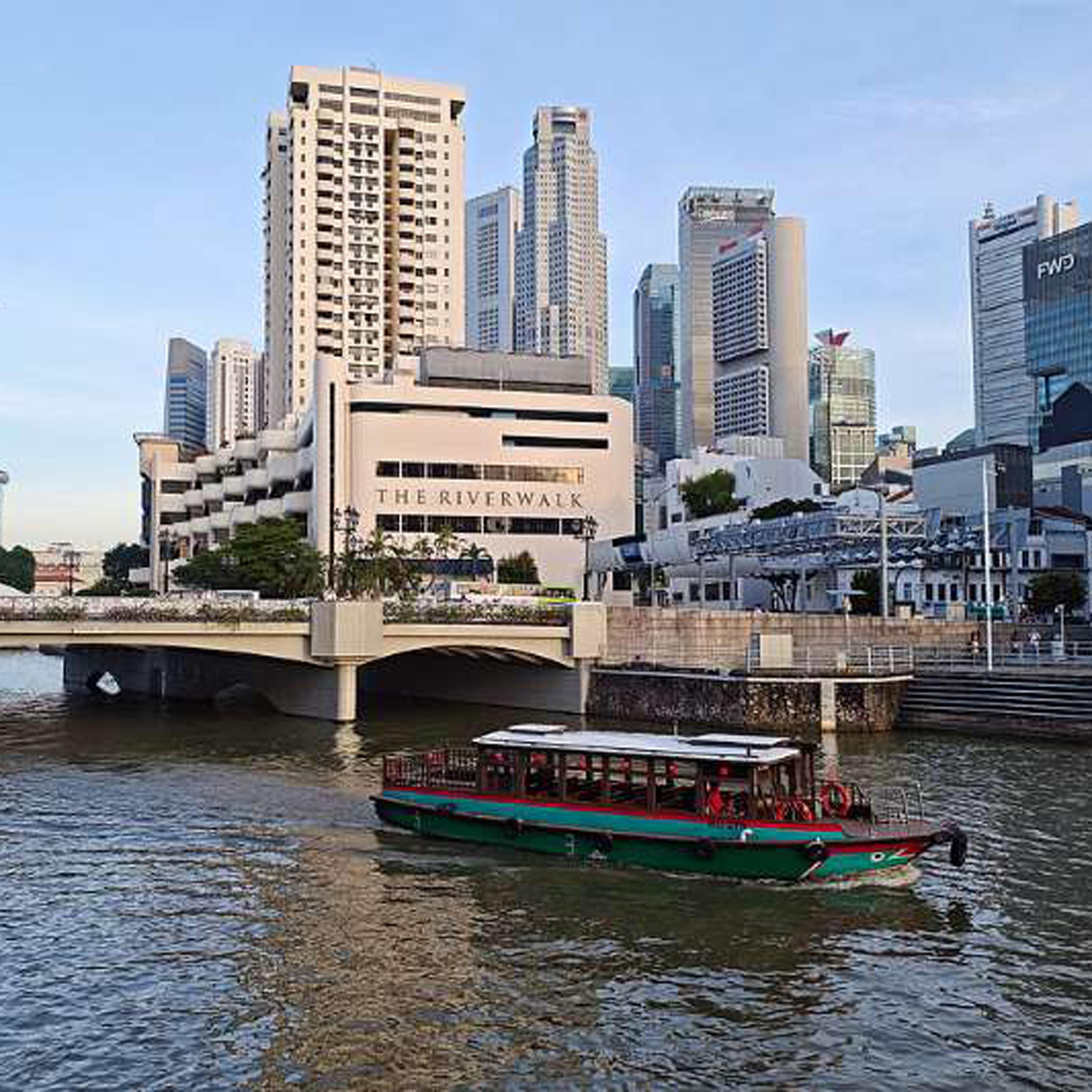 Chinese premier arrives in Singapore for official visit