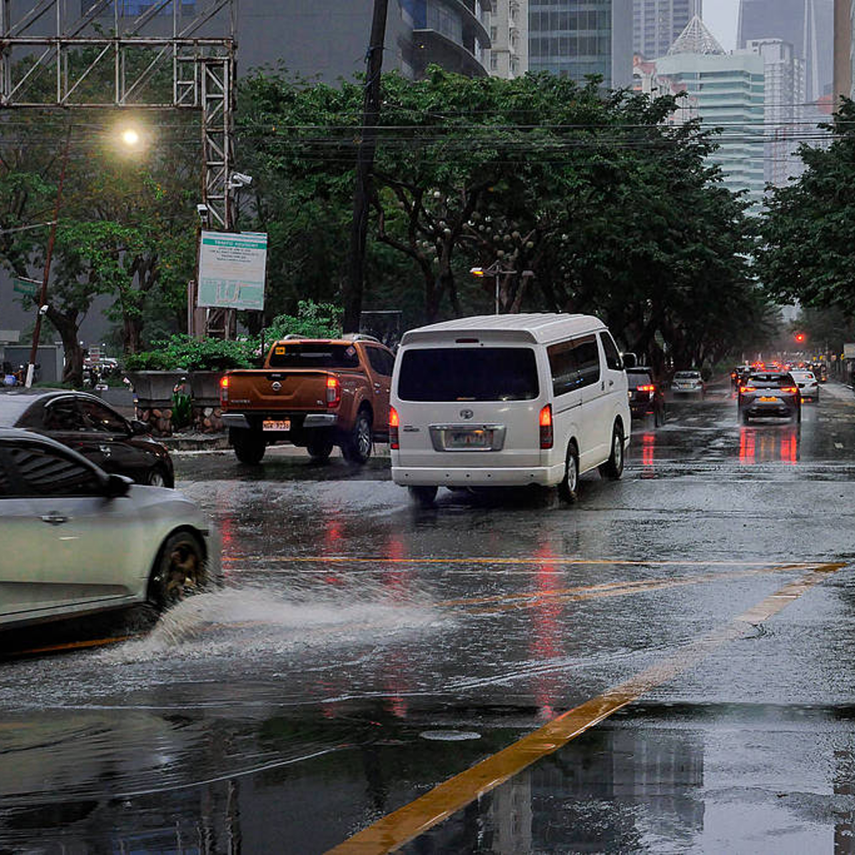 Super Typhoon Fung-wong makes landfall in Philippines