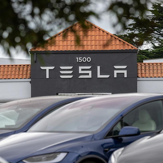 De-Sinicizing Tesla: Strategy, survival, or self-sabotage? De-Sinicizing Tesla: Strategy, survival, or self-sabotage?