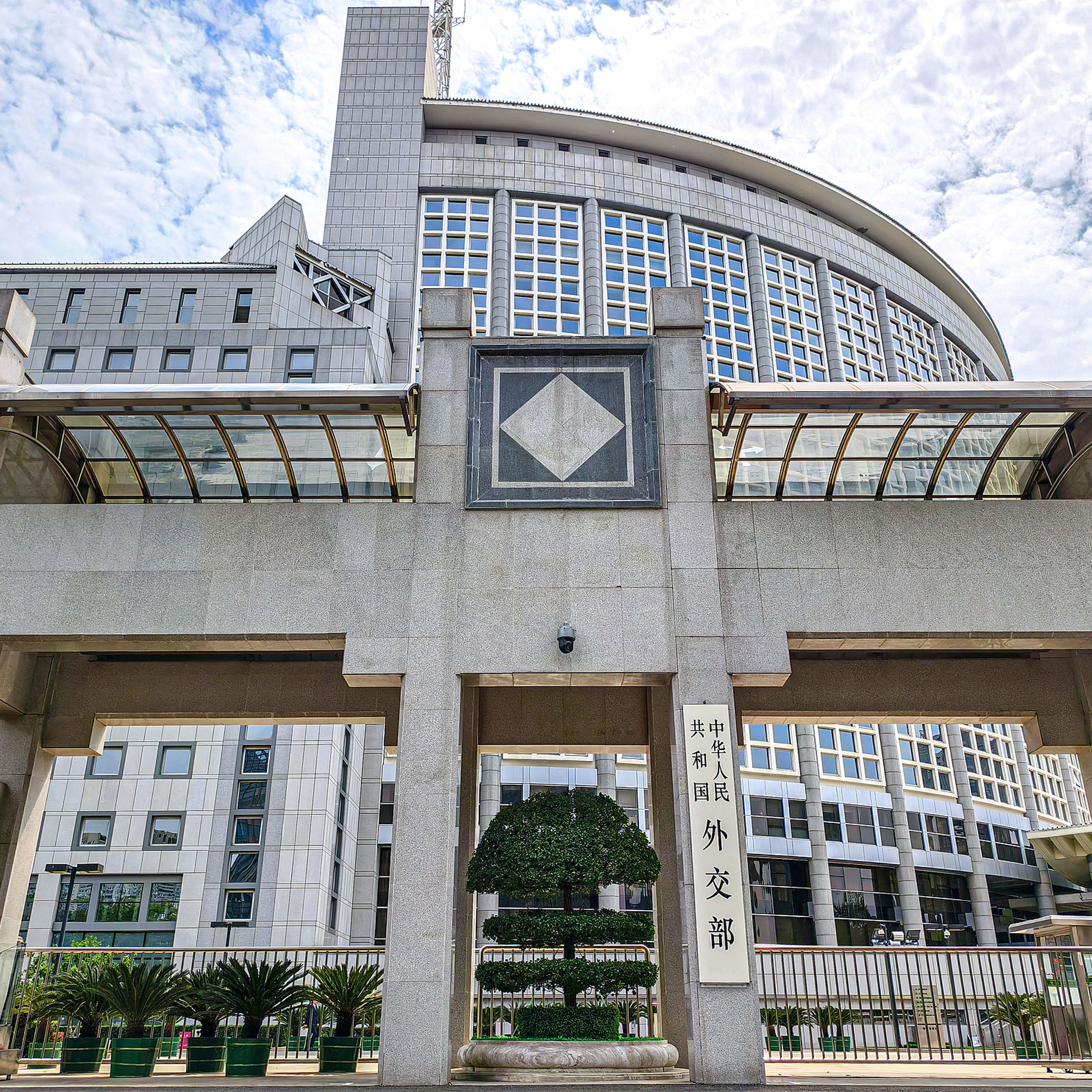 China opposes U.S. suppressing Chinese companies: FM spokesperson