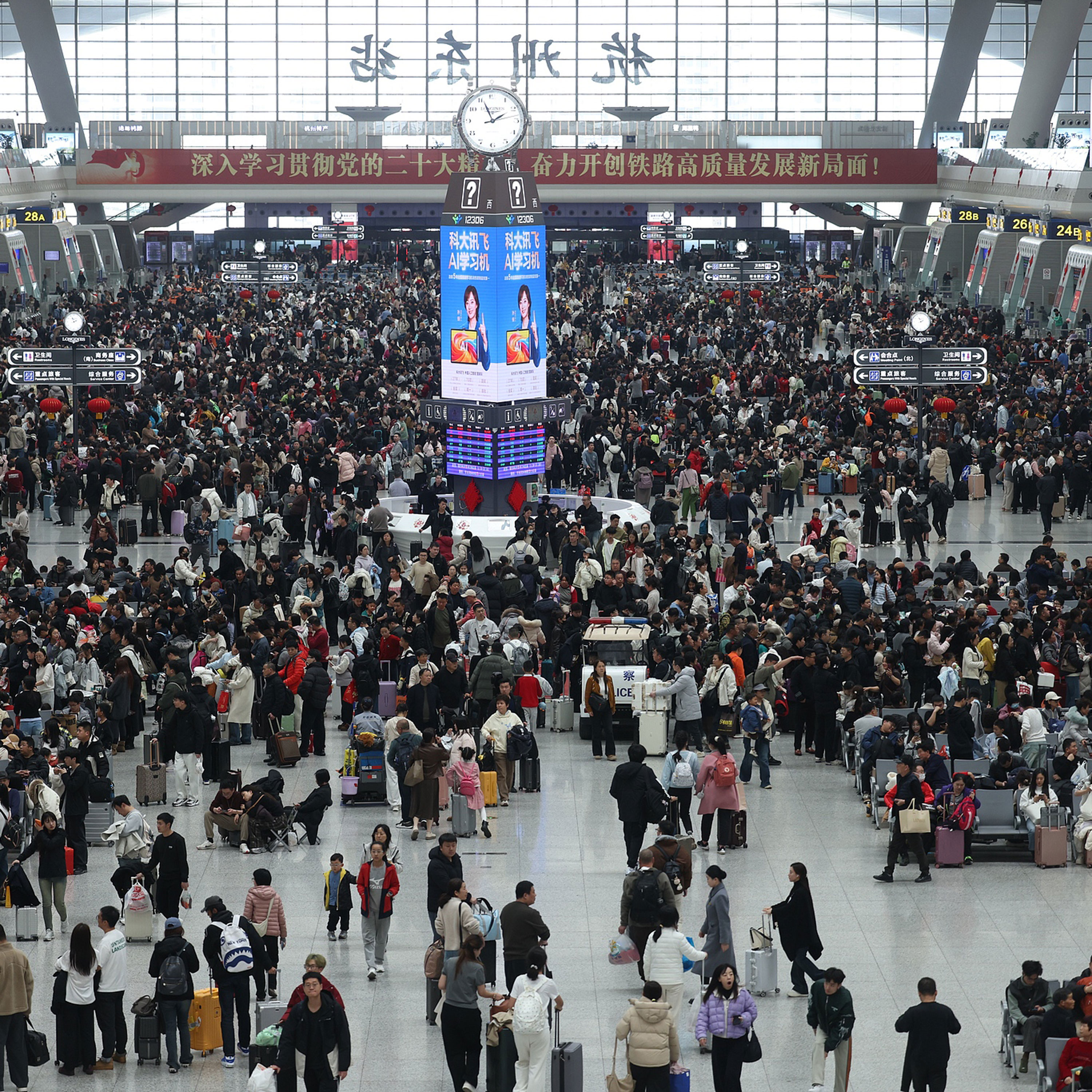 Millions return to workplaces in China near end of holiday