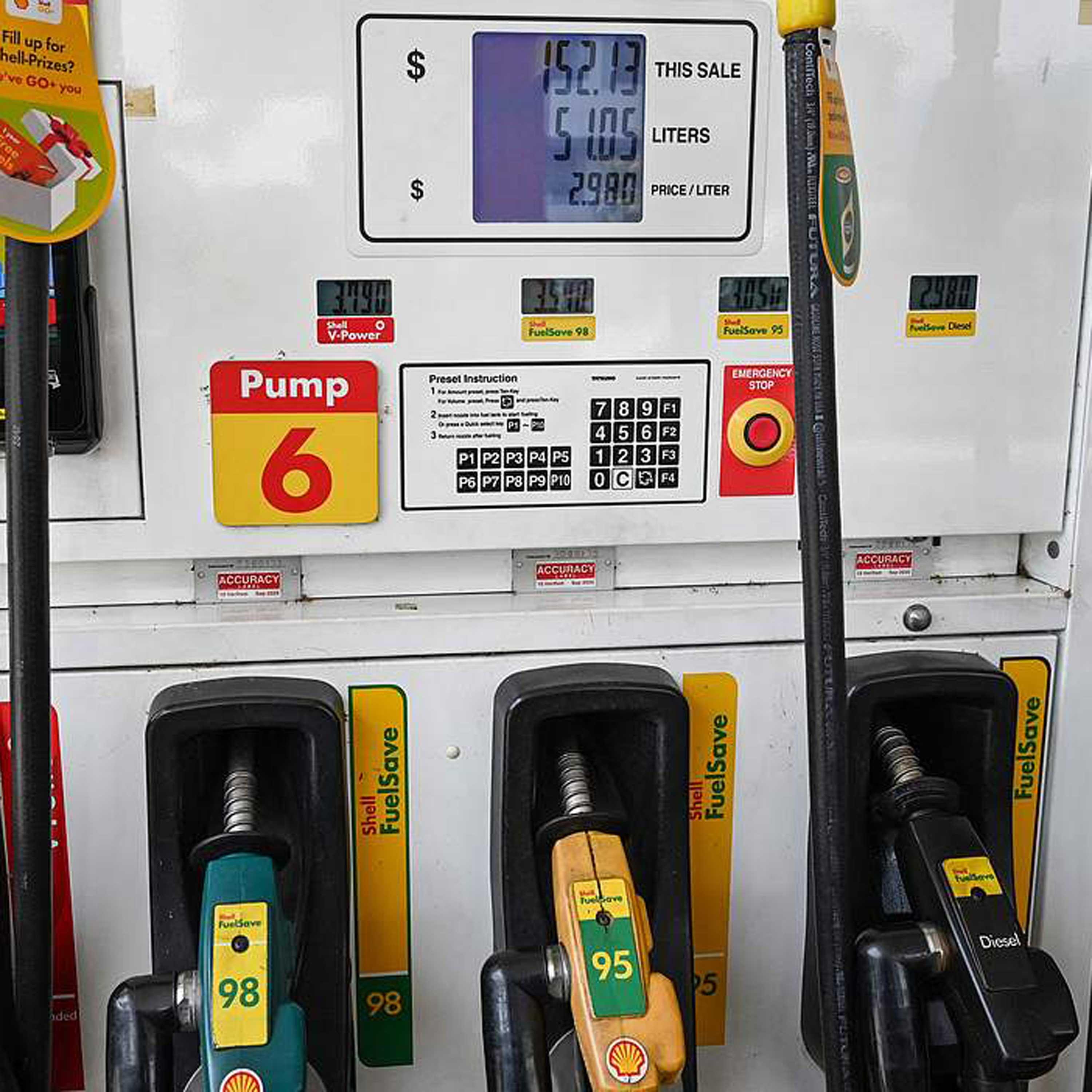 Hormuz transit challenges, production cuts pose risks to oil market: IEA