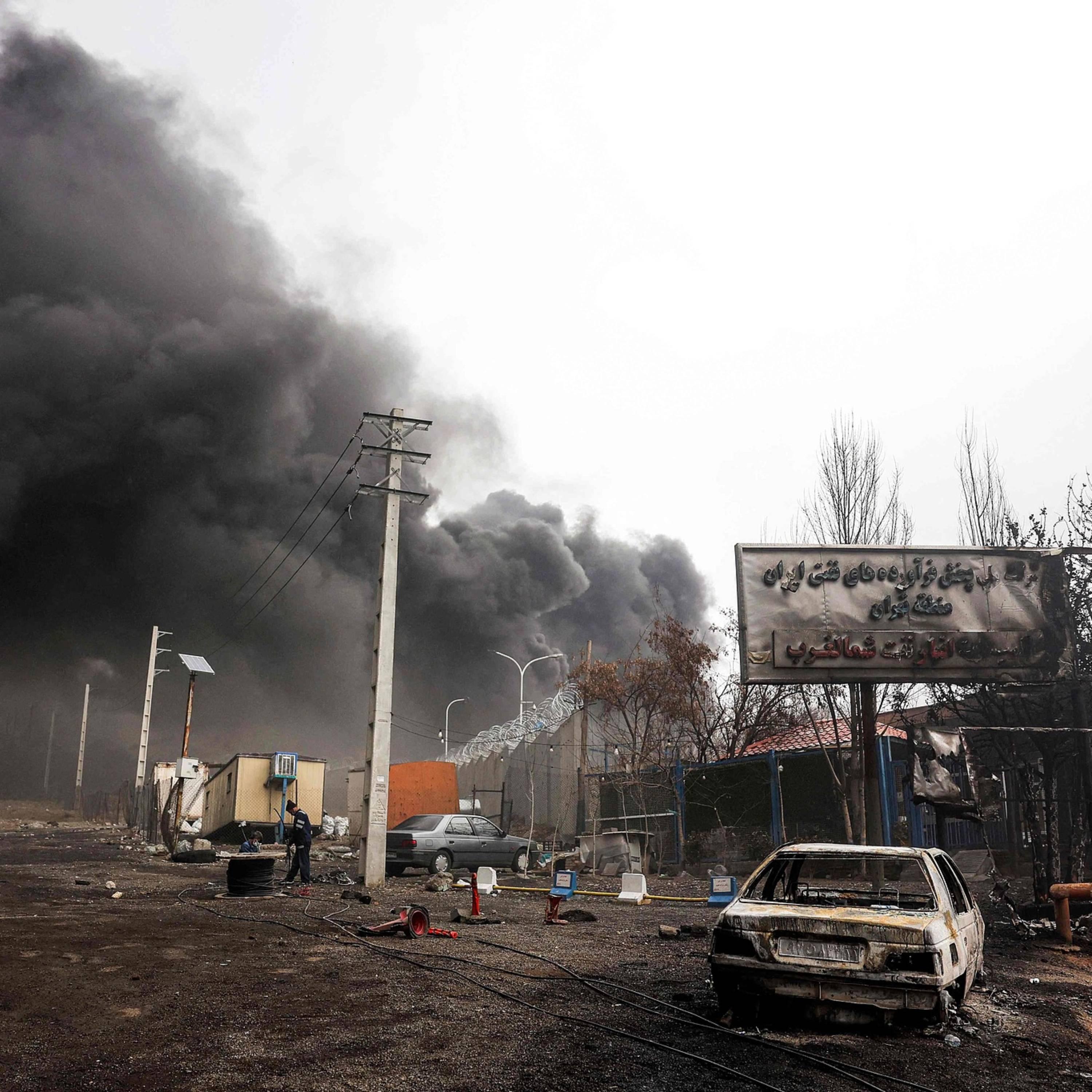 Chinese FM urges China, UK to strengthen communication for world peace