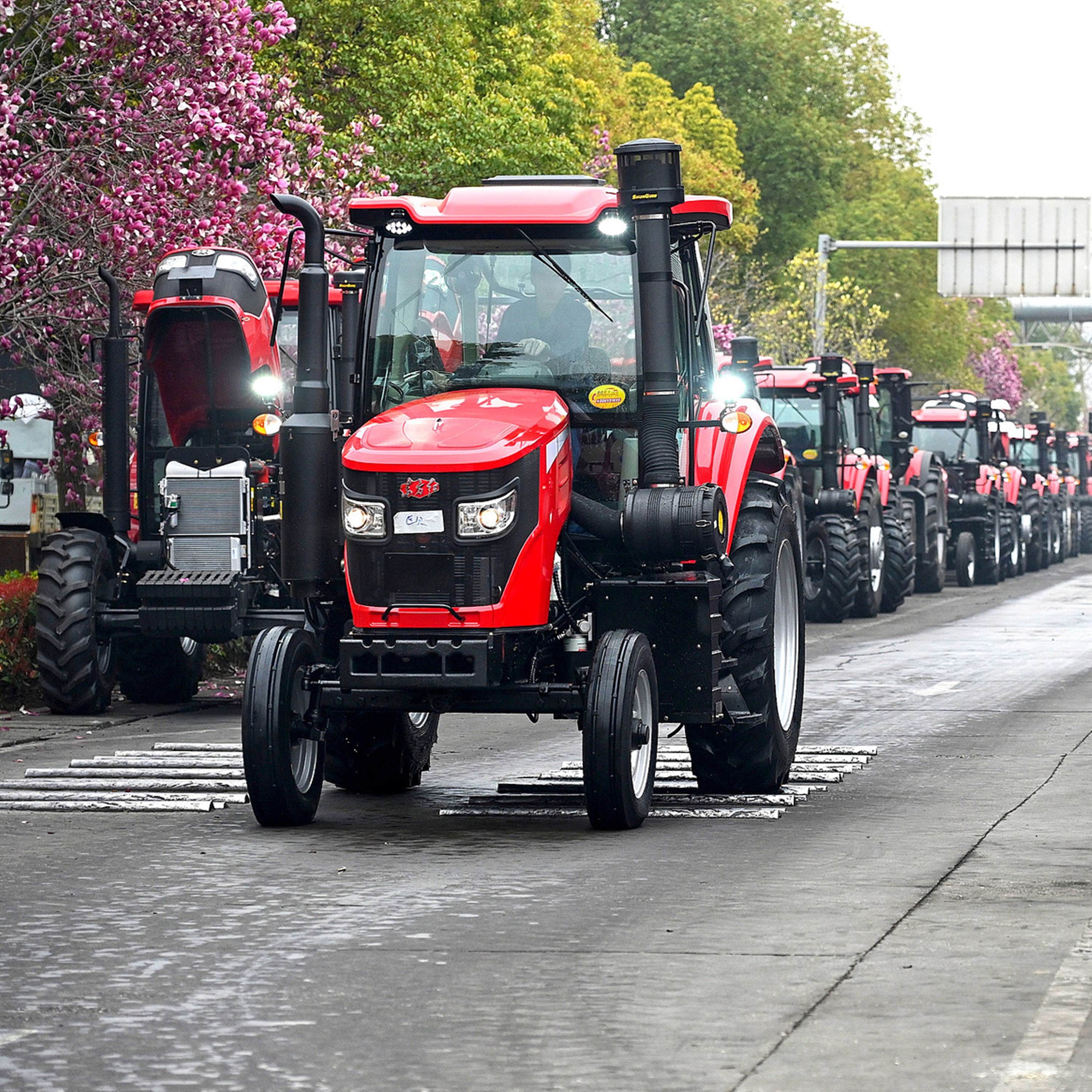 Xue Zhifei: A tractor engineer who plowed new ground