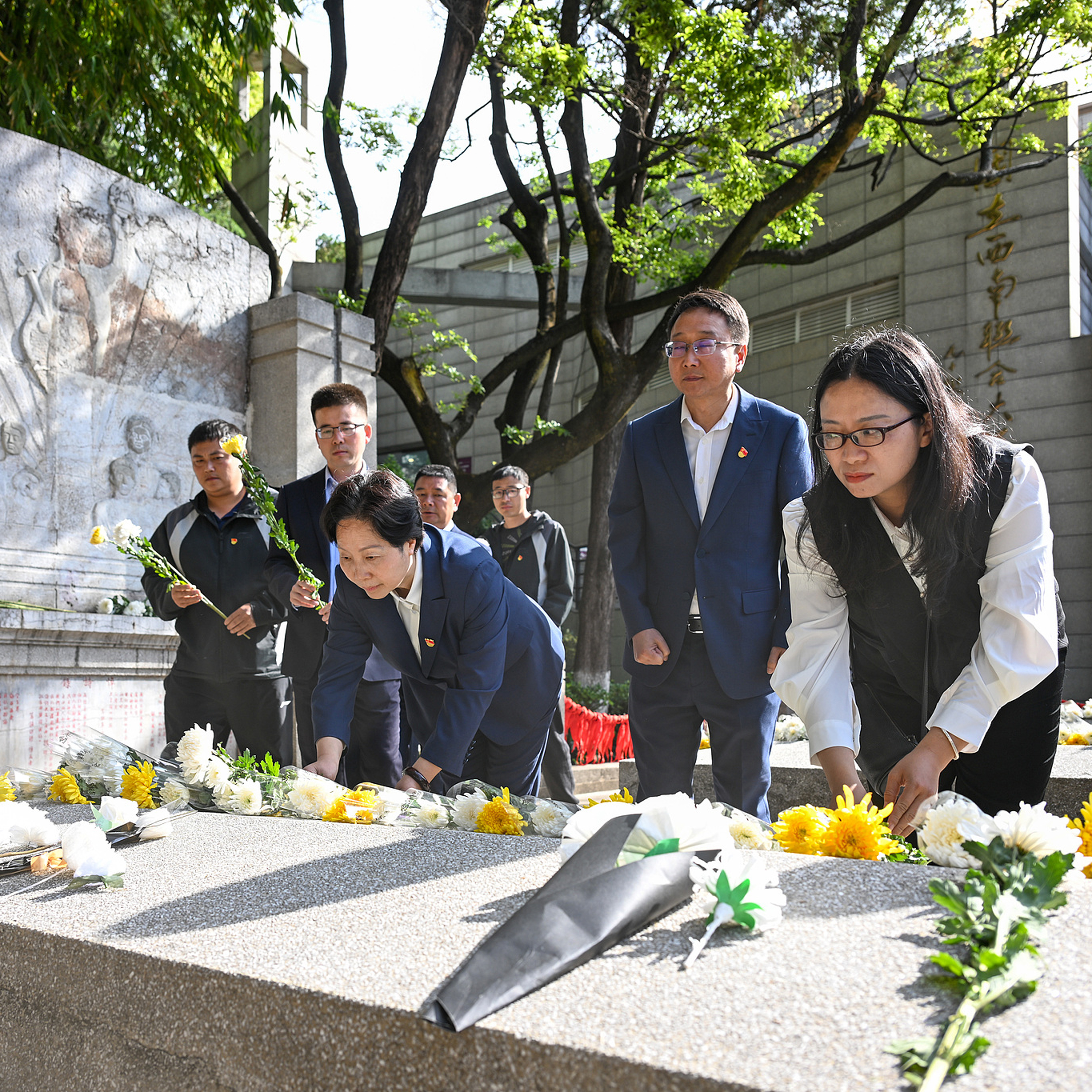 China pays tribute to national heroes on Qingming Festival