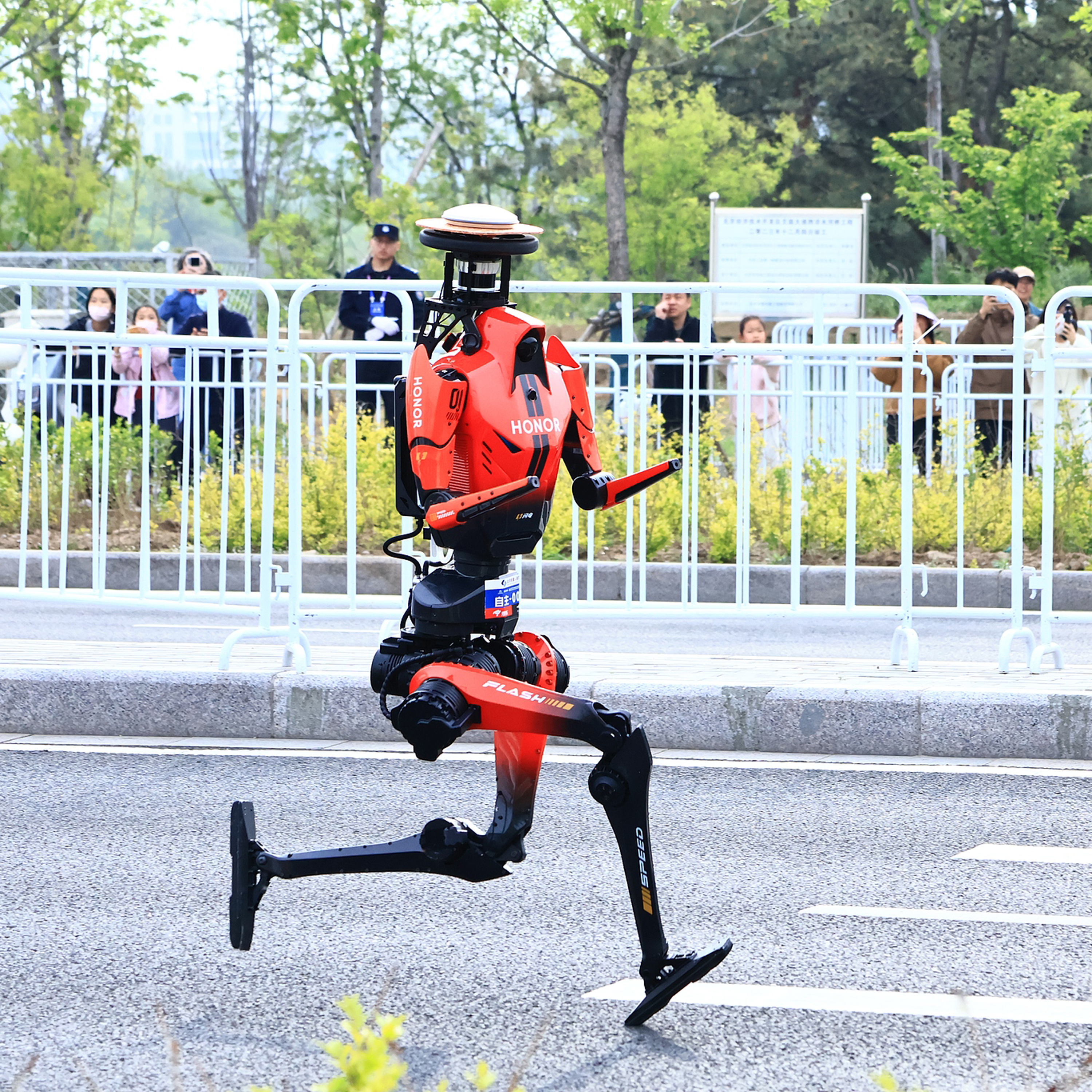 Honor's autonomous navigation robot wins humanoid robot half marathon