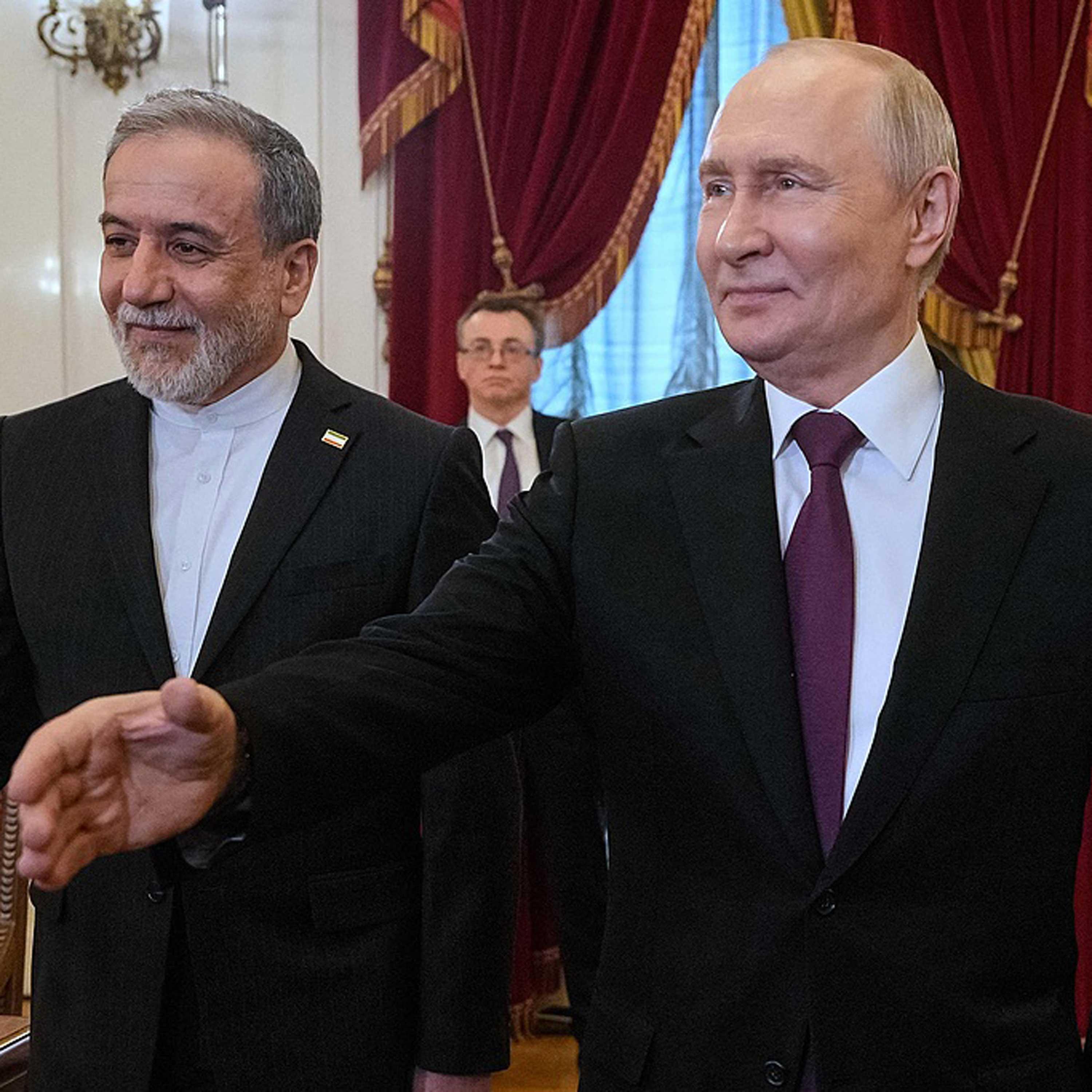 Iran blames U.S. for slow diplomacy, Russia offers support