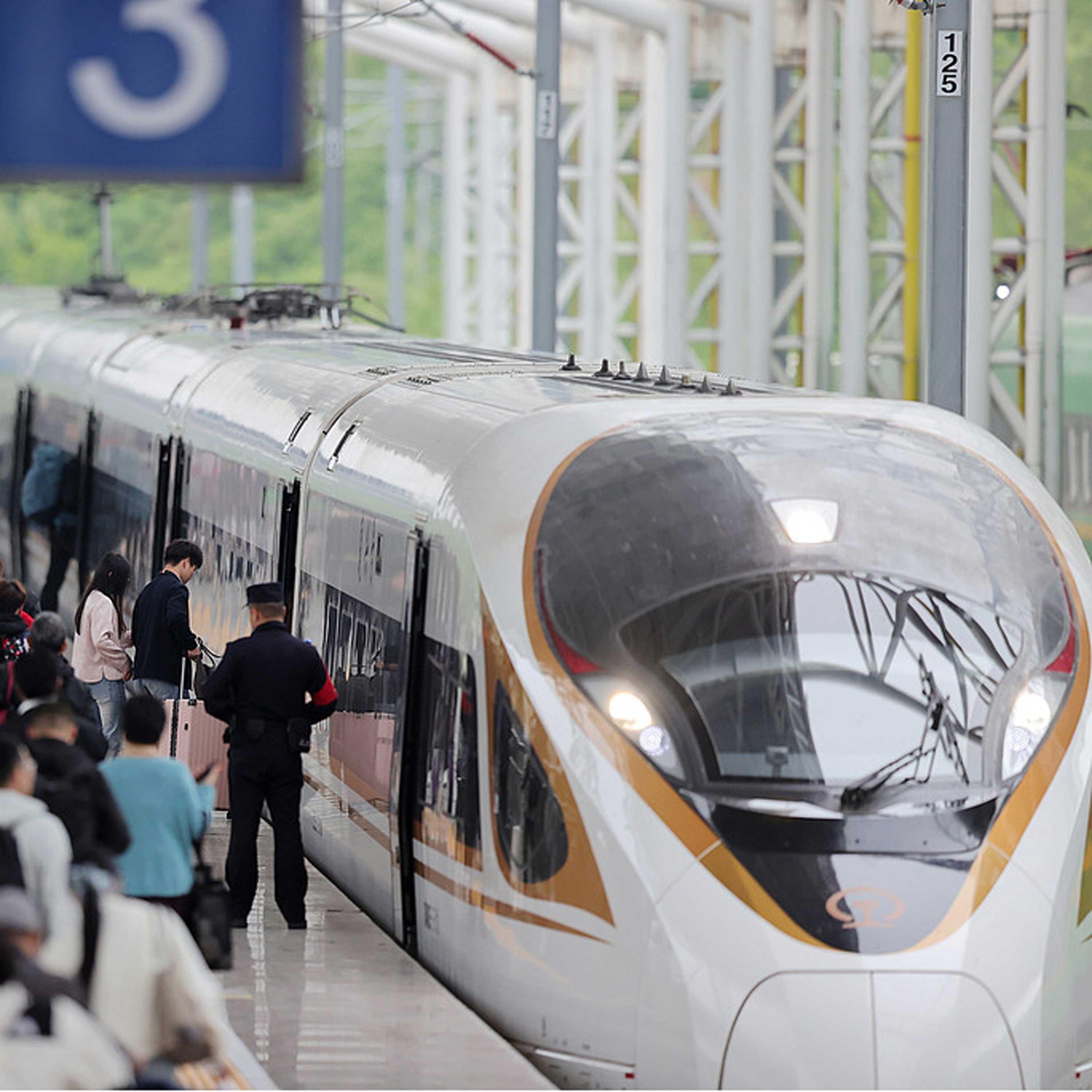China railways brace for May Day travel surge