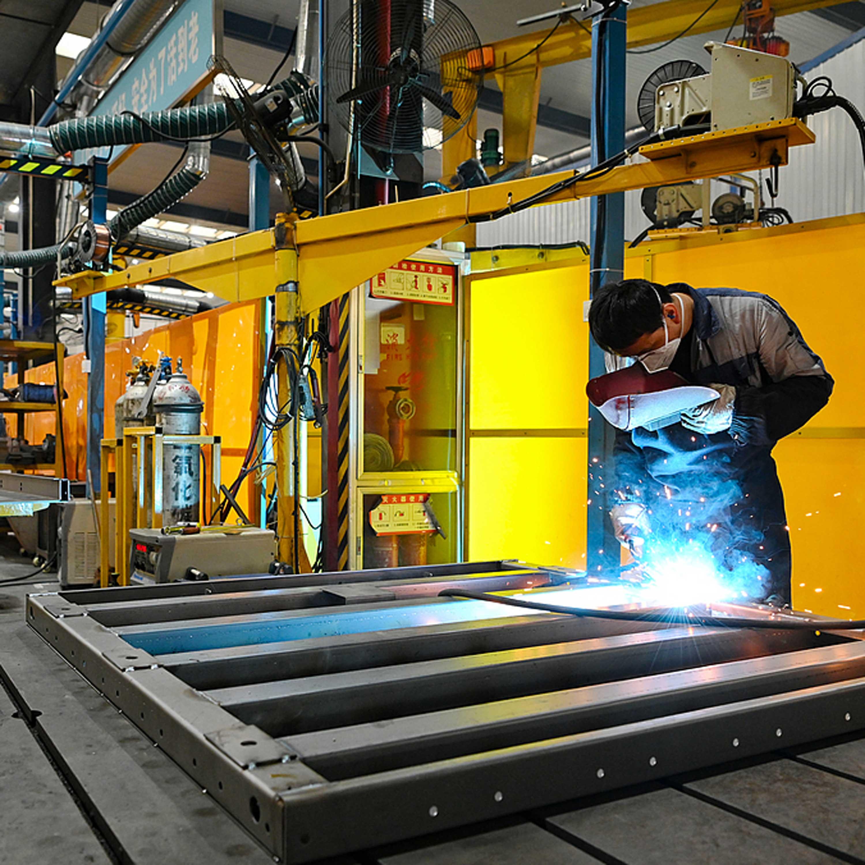 China's manufacturing activity holds steady in April