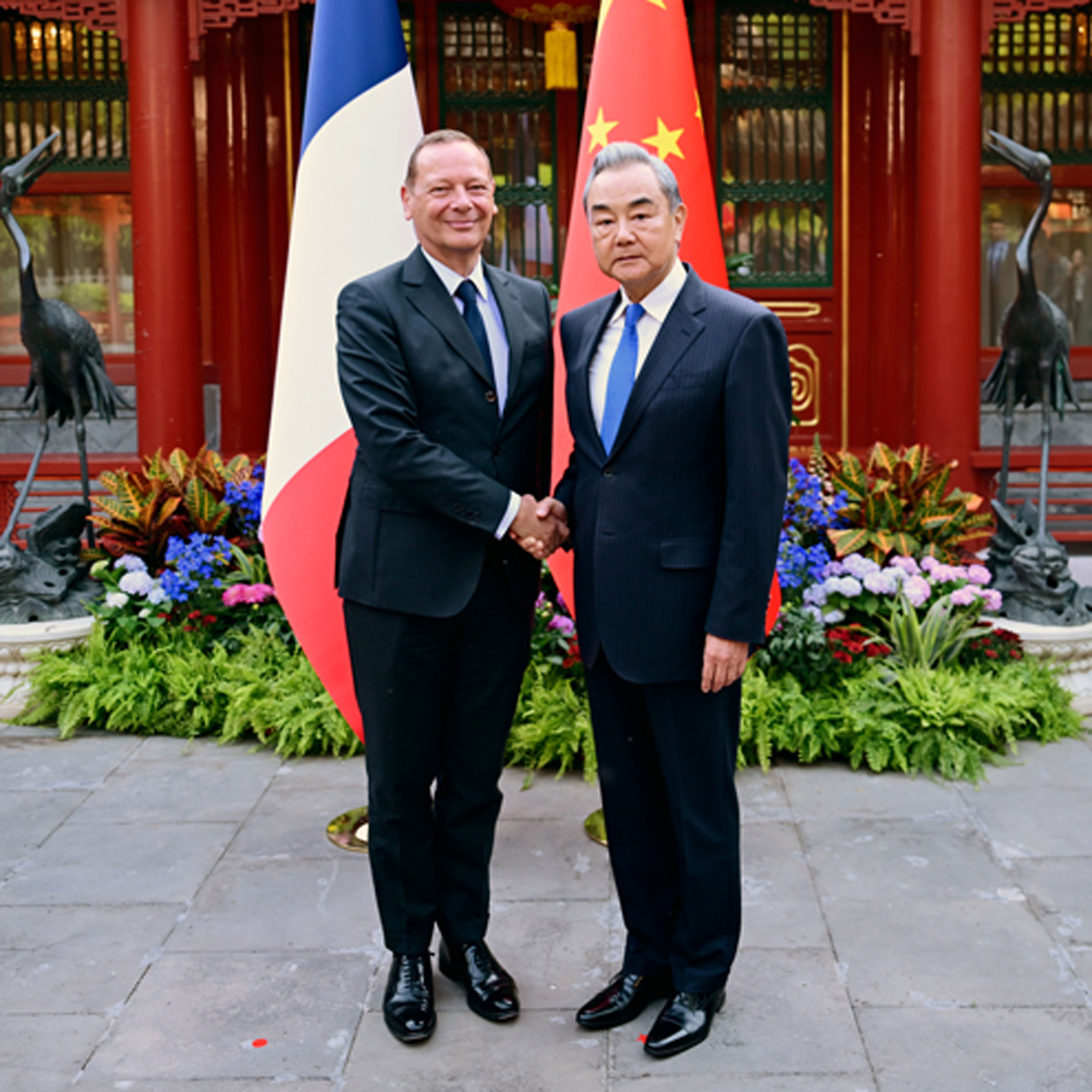 China, France shoulder responsibilities for upholding peace, stability, development: top diplomat