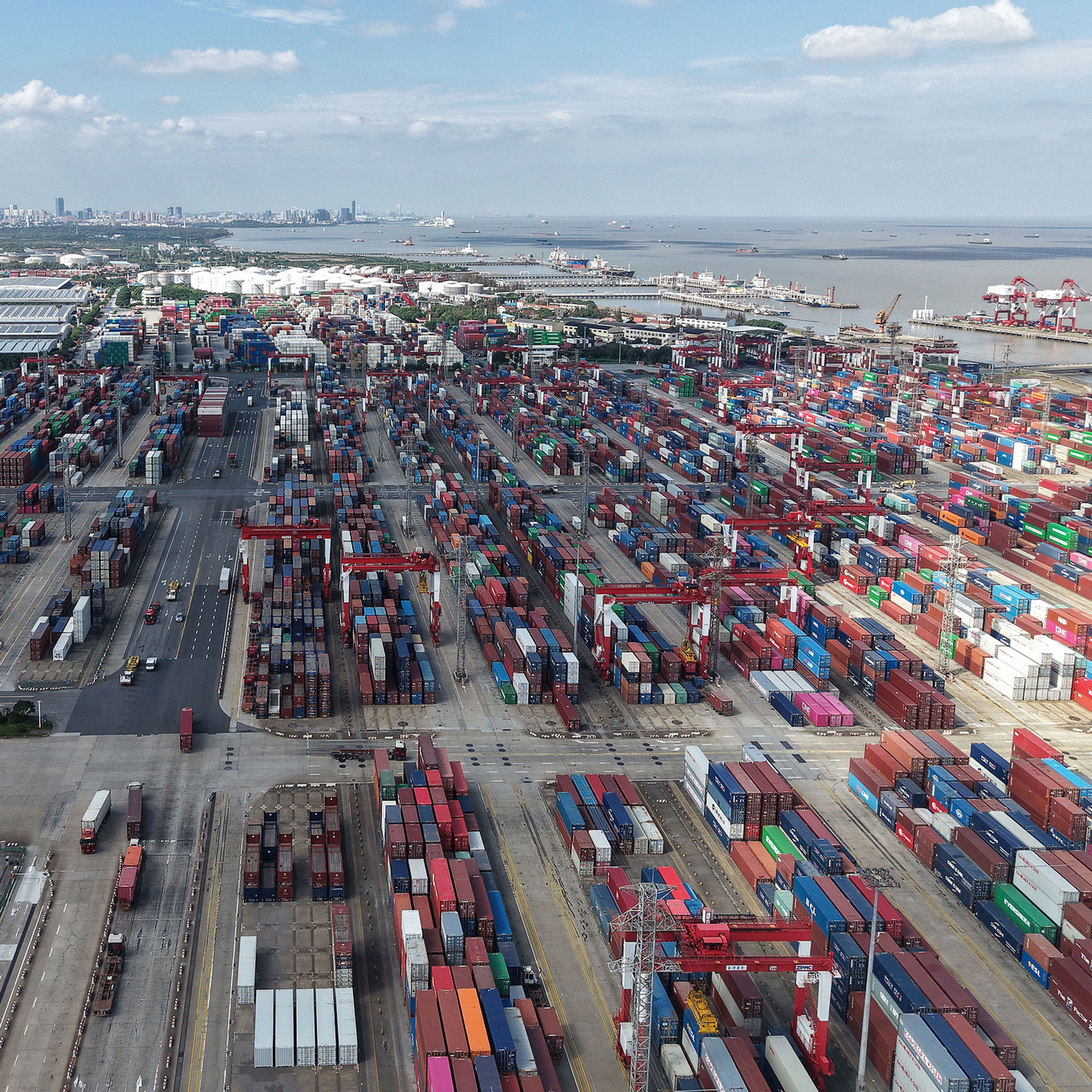 China's foreign trade grows nearly 15 percent in first four months