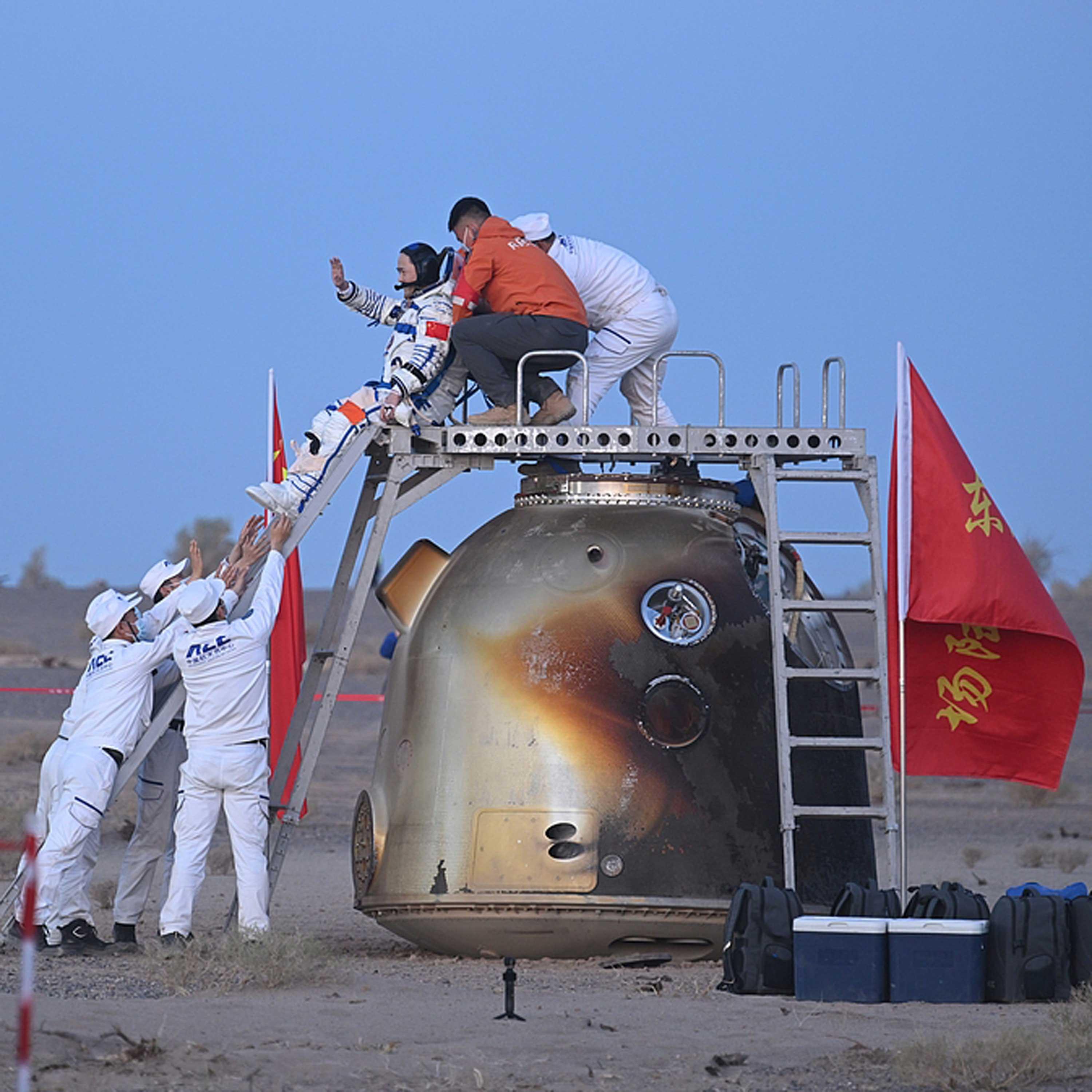 Shenzhou-22 return capsule touches down, astronauts are all in good health episode artwork