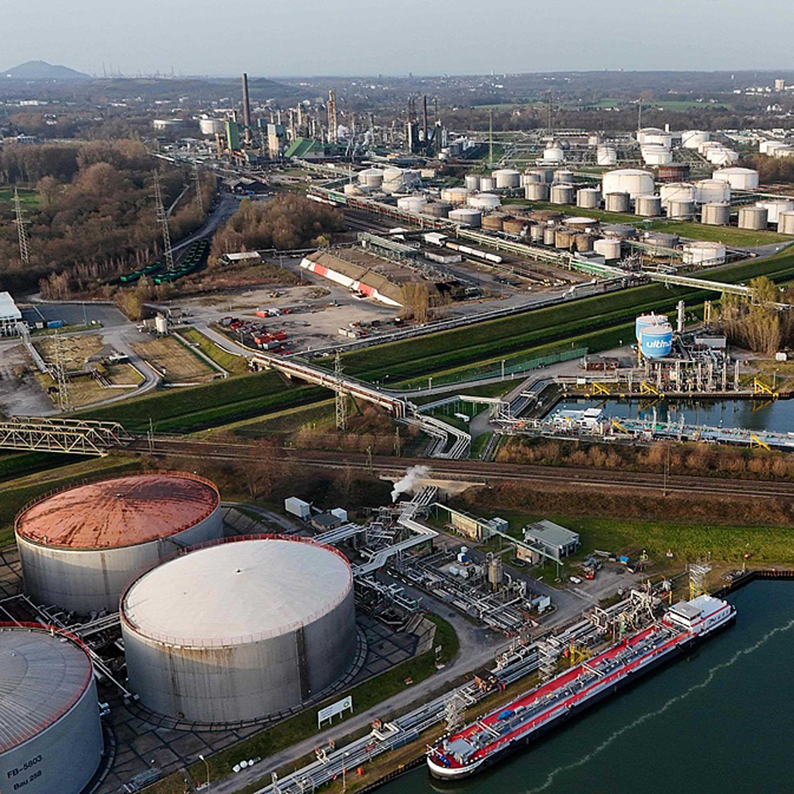 IEA says OECD oil stocks fall to lowest since 1990