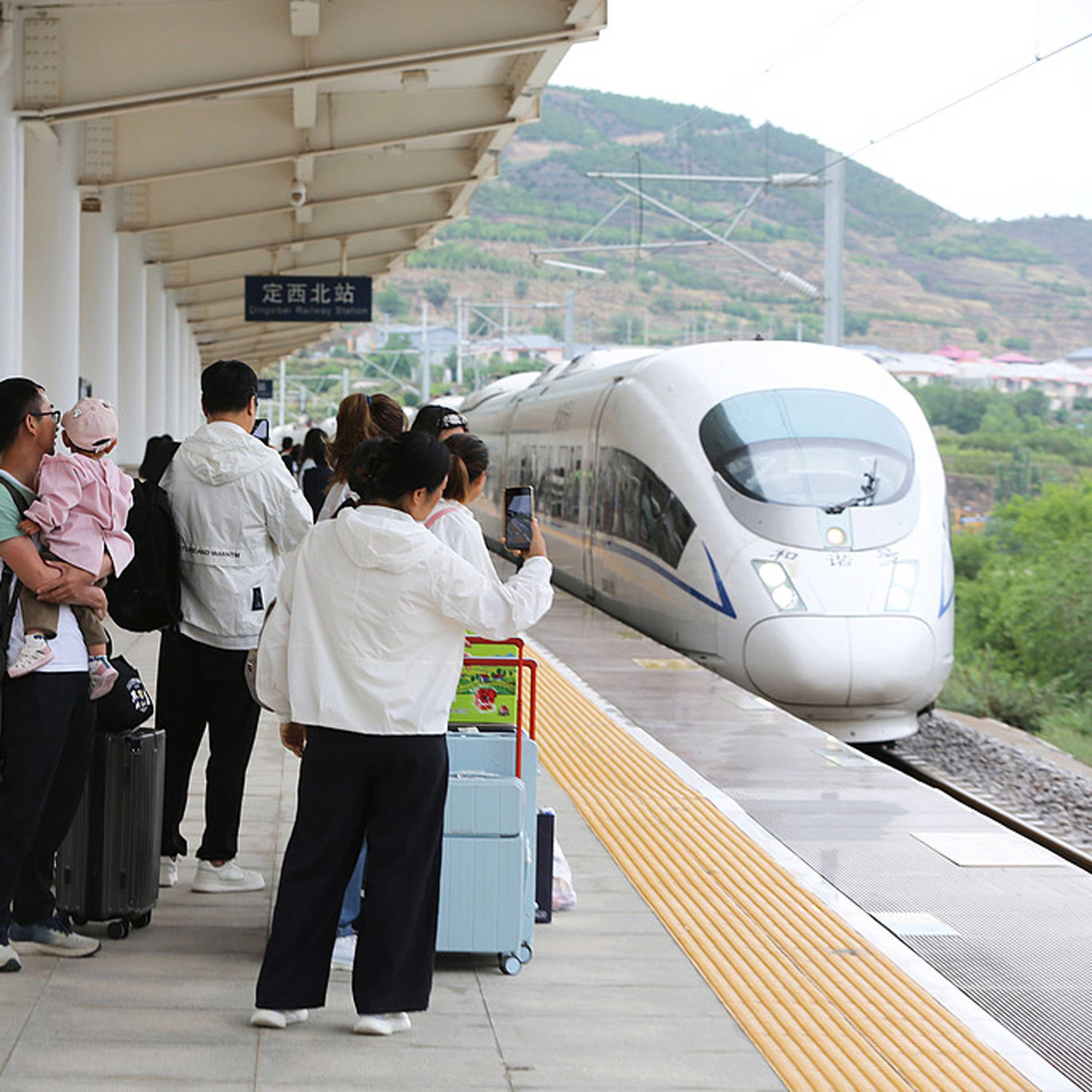China's railway passenger trips top 2.3 bln in first half
