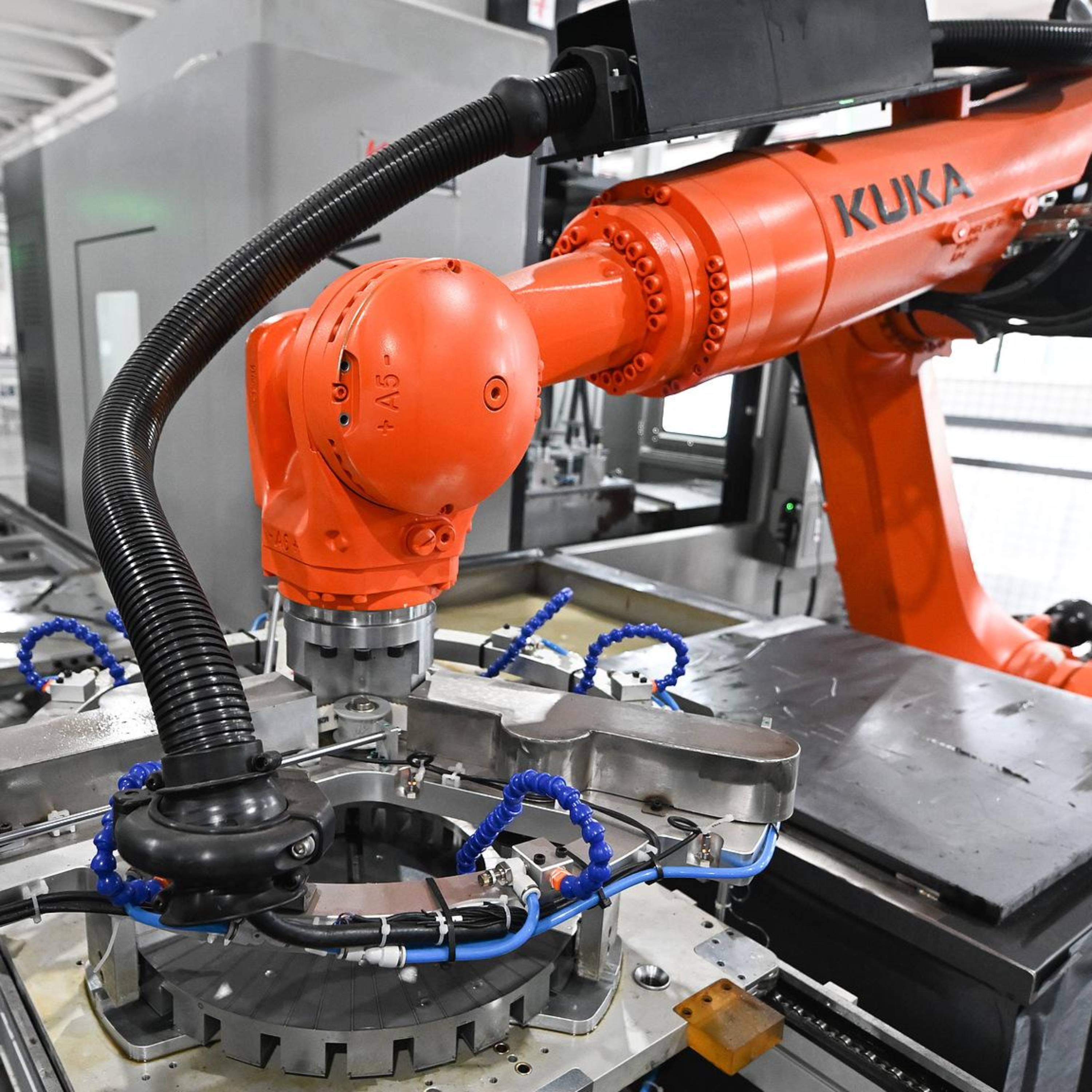 China's GDP expands 4.7 pct year on year in H1