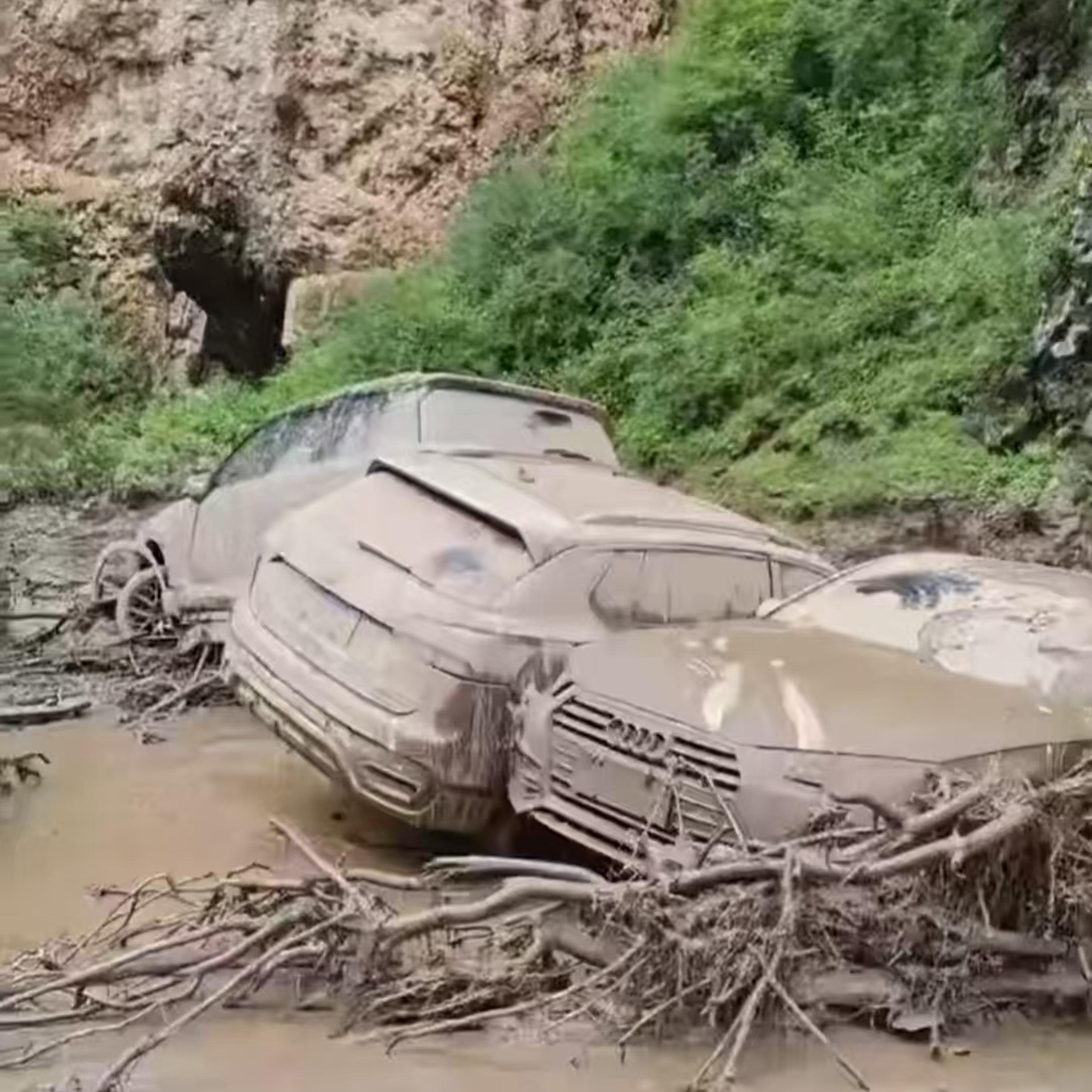 Rescue underway after 10 killed in NW China's flash flood