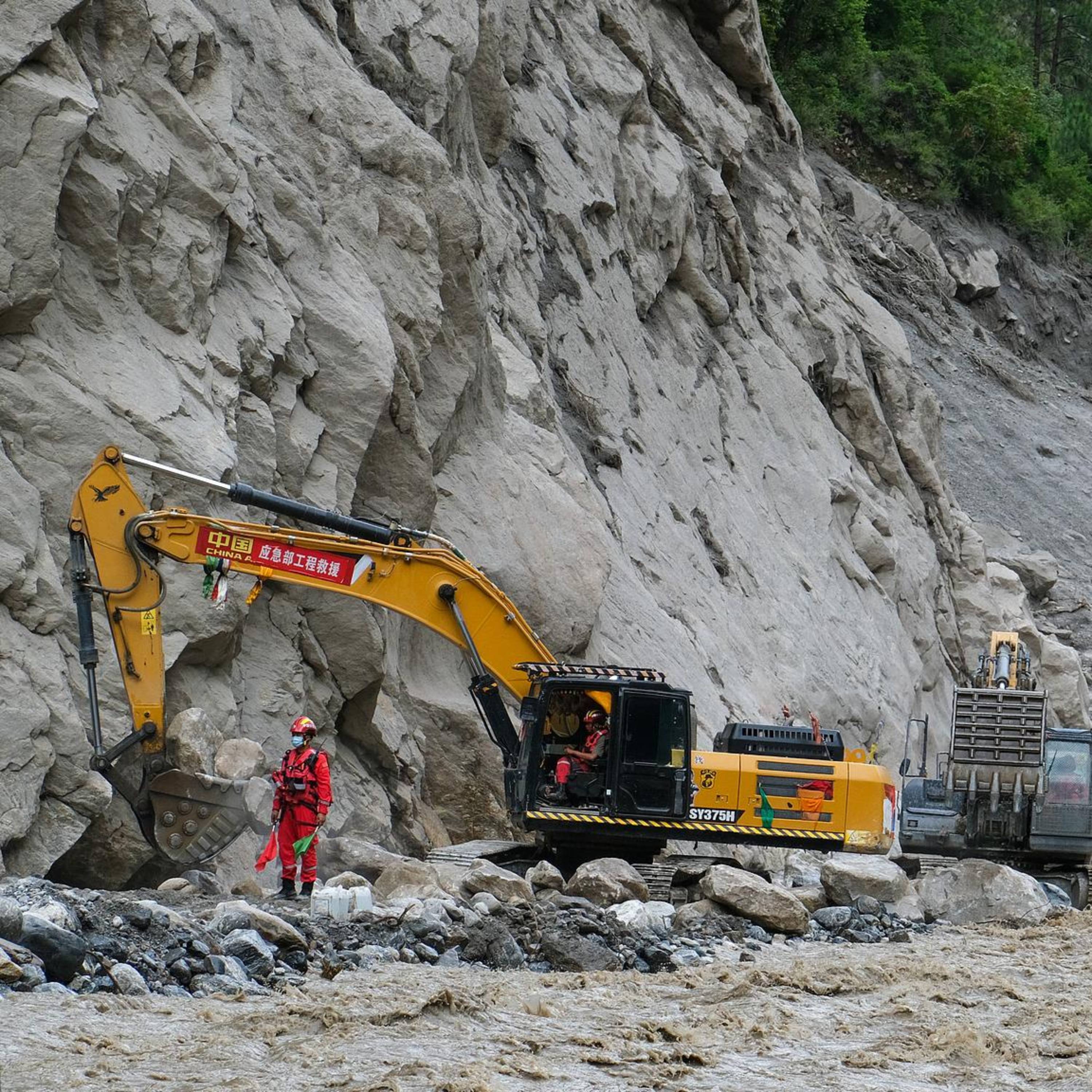 Rescuers clear main road to 1.1 km from Gyirong Port episode artwork