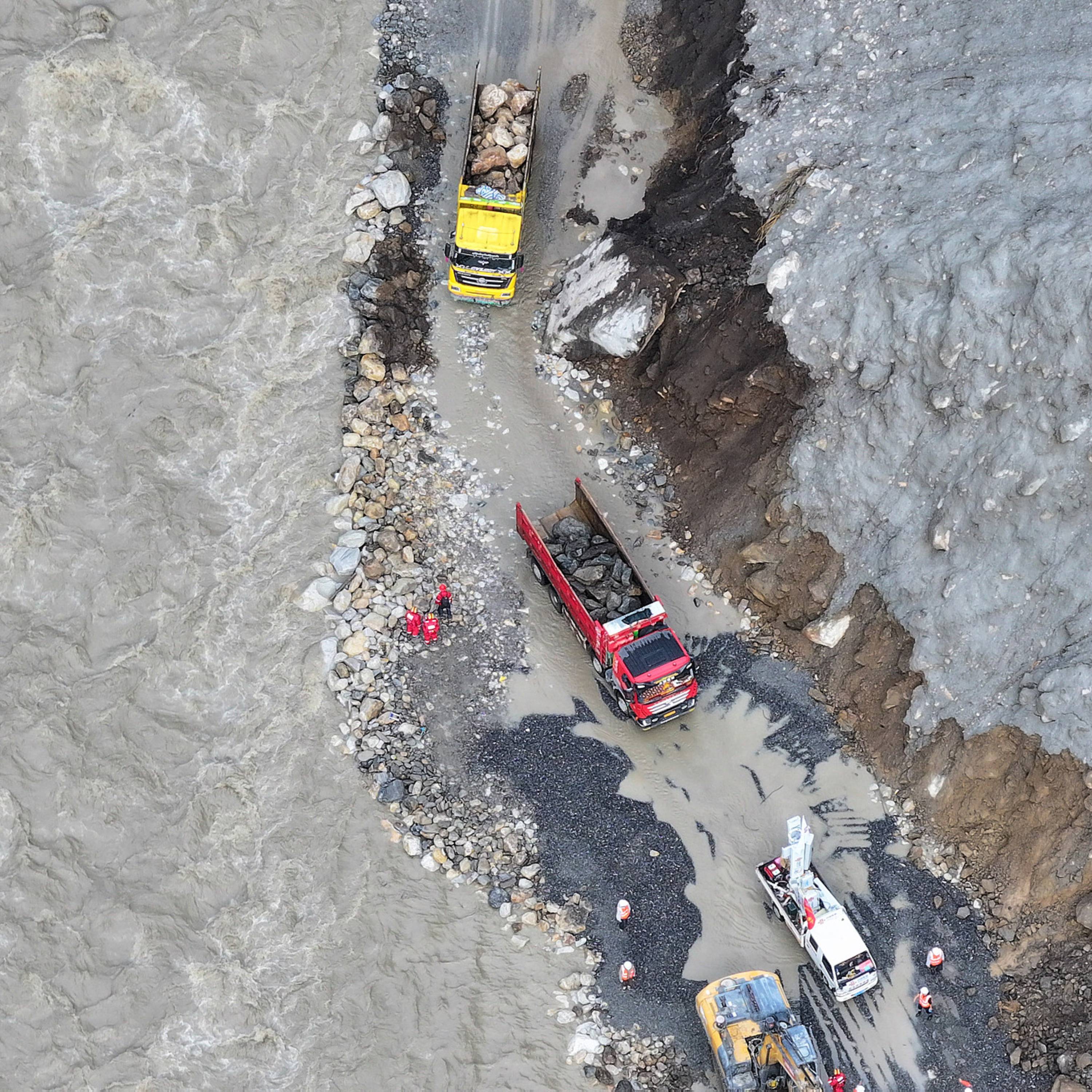 Large vehicles reach core search area as death toll rises to 21 in mudslide that hit Gyirong Port episode artwork