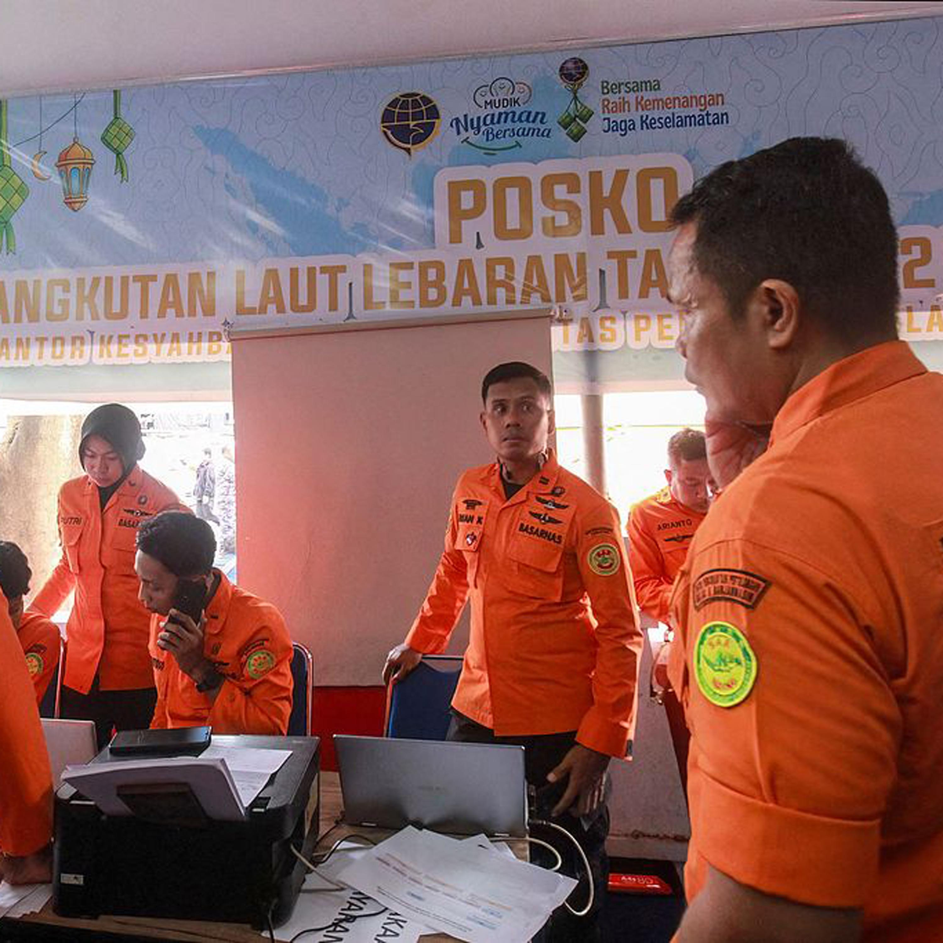 Rescuers continue search for around 130 people missing from vessel in Java Sea episode artwork