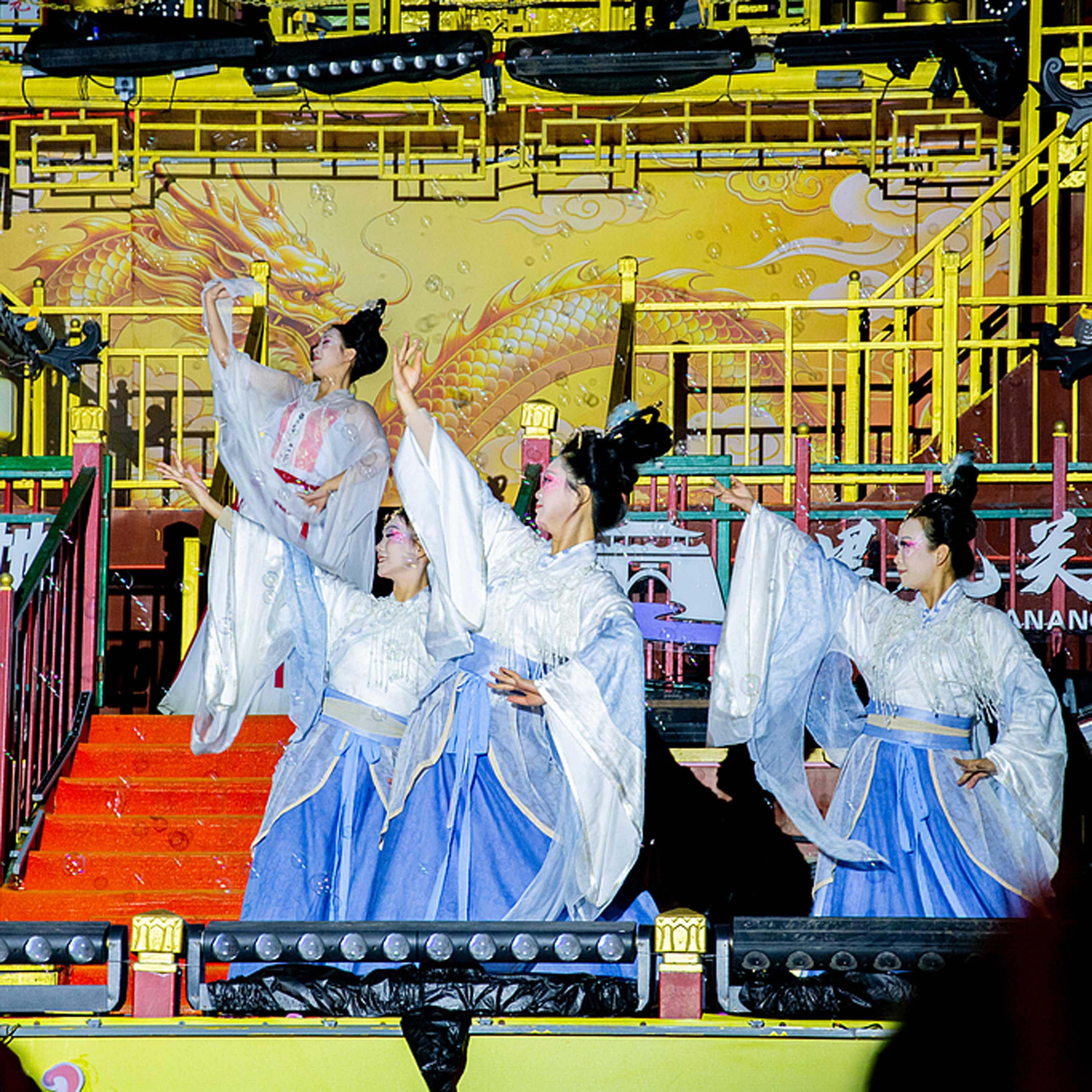 Traditional celebrations, cultural performances in China draw holiday crowds